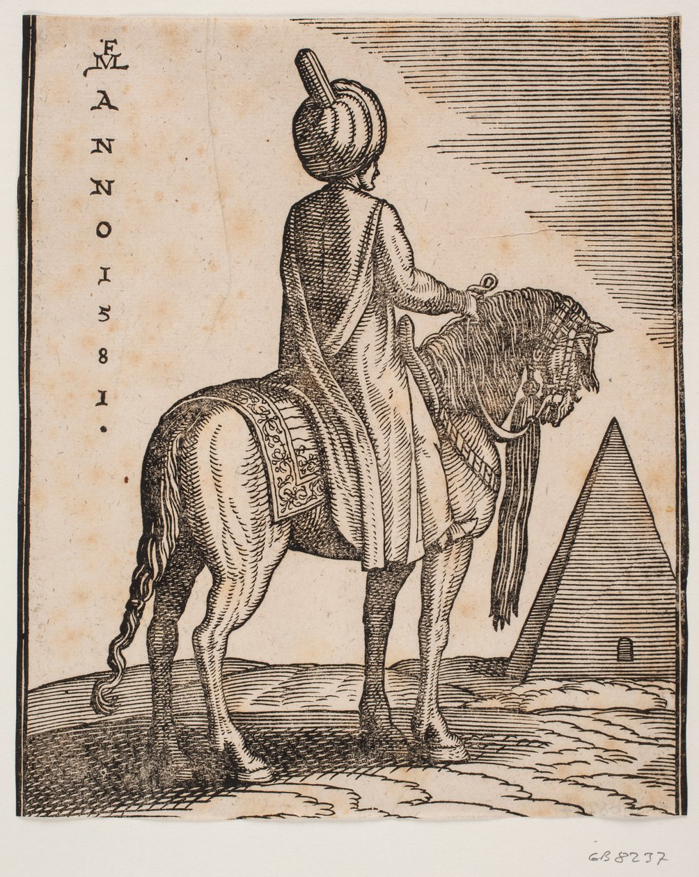 Turbanbärande, obeväpnad ryttare sedd snett bakifrån; dvs. i bakgrunden en pyramid av Melchior Lorck