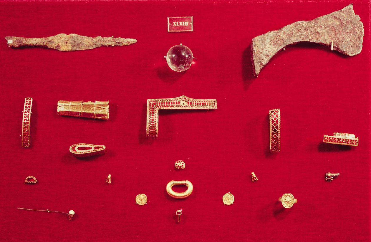 Urval av smycken och vapen från Treasure of Childeric (guld och granat) (se även 172230, 161328 och 672314) av Merovingian