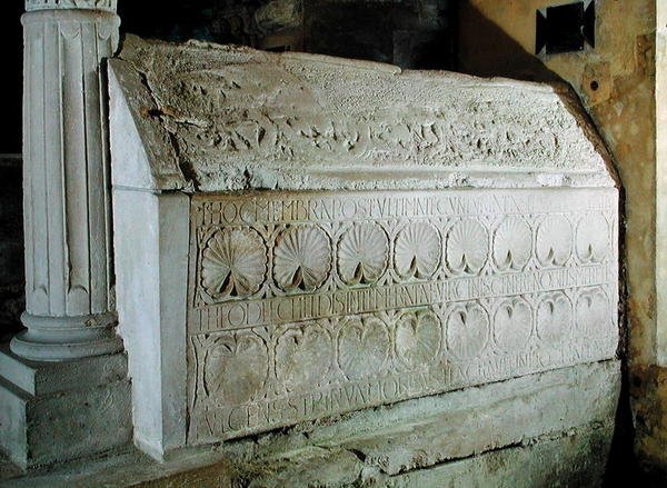 Cenotafen av abbedissan Theodechilde i begravningskrypten av Merovingian