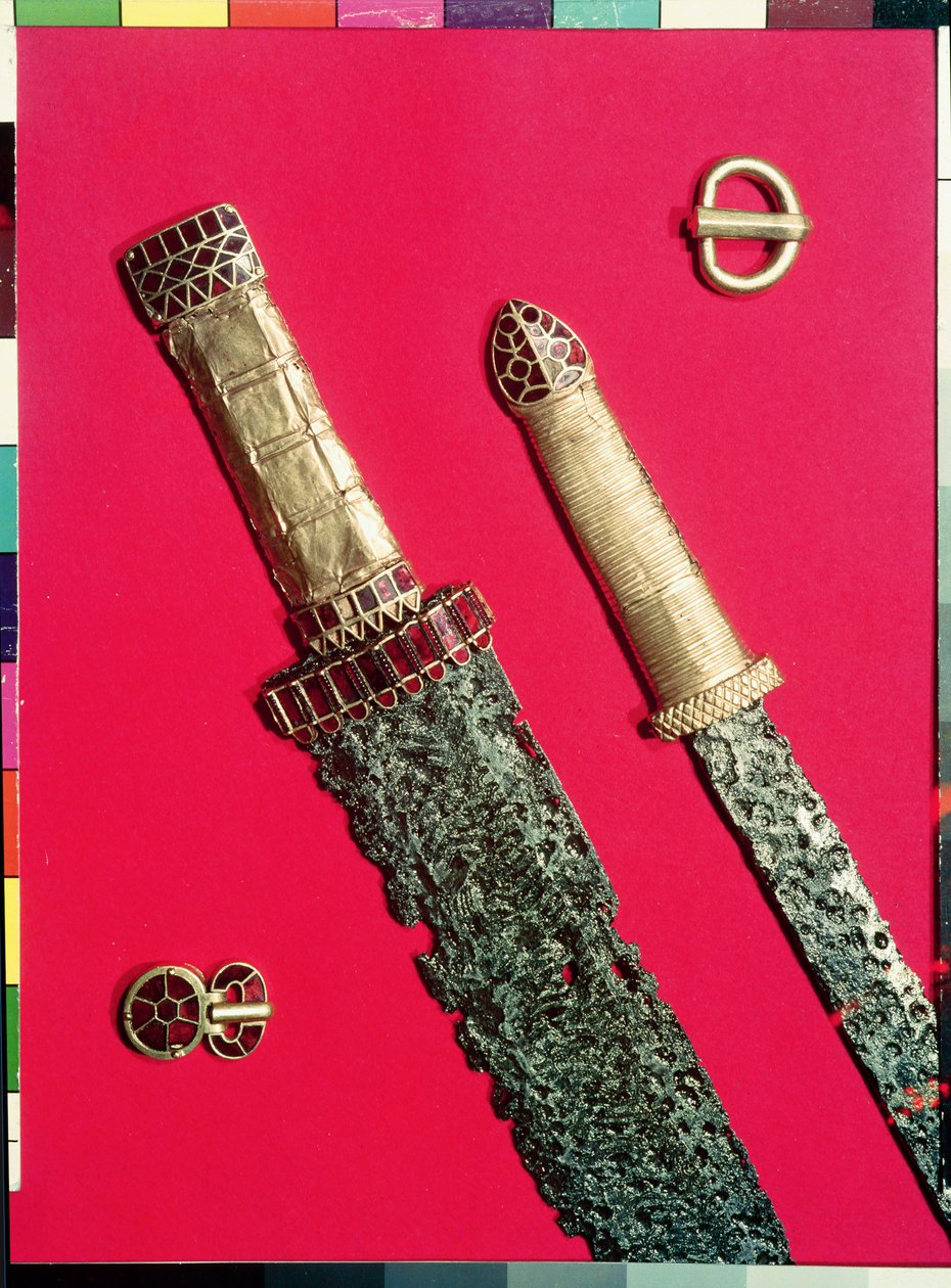 Två svärd med dekorerade fästen och två bältesspännen, från Pouan Treasure (guld, järn och granat) av Merovingian