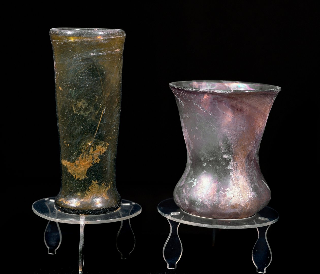 Barbarisk civilisation: glasmuggar från merovingertiden. 6-7-talet. Strasbourg, Palais Rohans arkeologiska museum av Merovingian