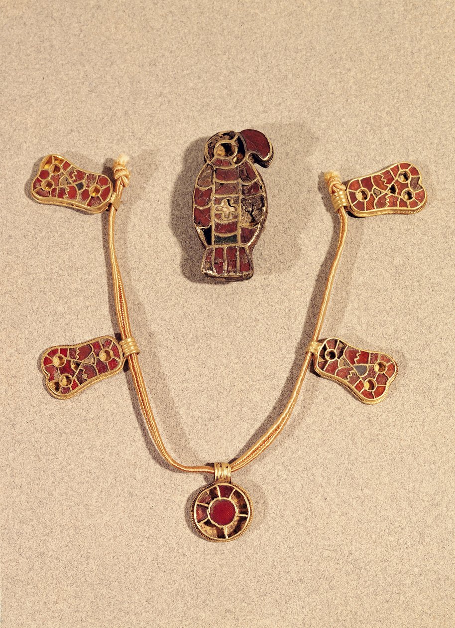 Örnformad brosch och ett halsband, 400-600-tal (guld & cloisonne emalj) av Merovingian