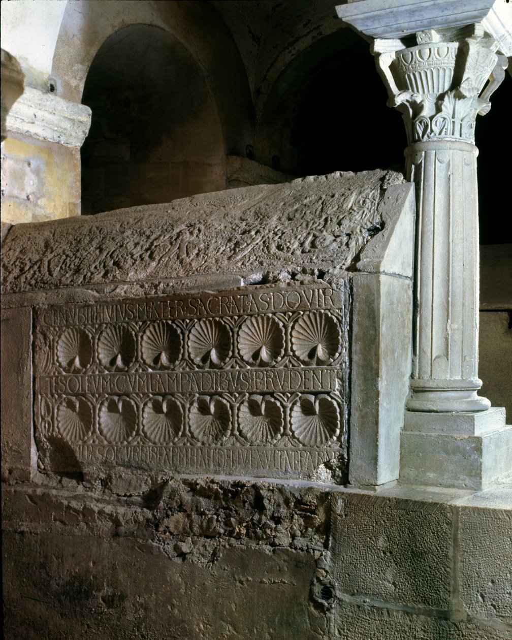 Merovingerkonst: cenotaph av abbedissan Theodechilde (eller Telchide) (död 662 e.Kr.). Sten begravningsmonument. Klostret i Jouarre (Seine och Marne) av Merovingian