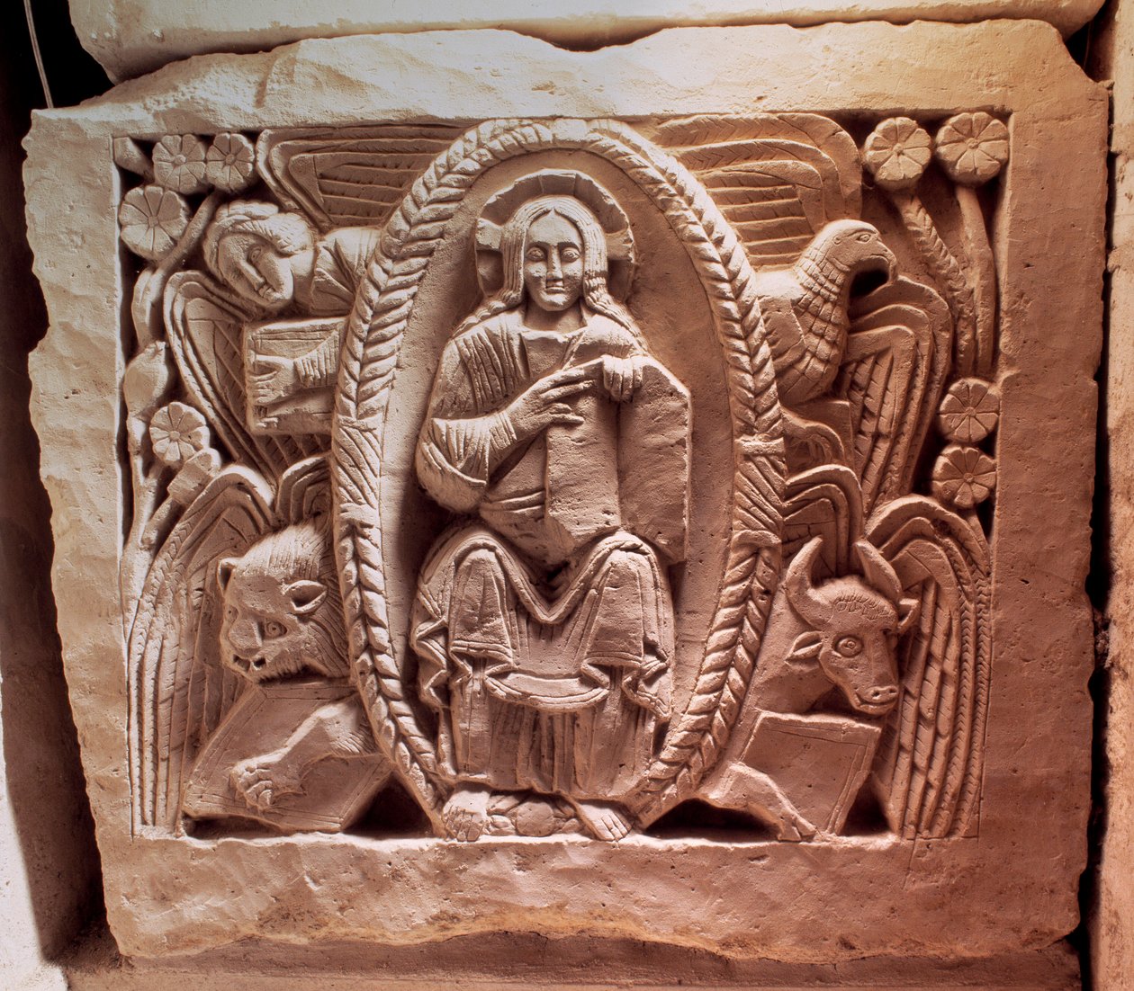 Merovingerkonst: den tetramorfa Kristus. Nedre relief av Agilberts grav (600-talet), eveque av Paris. Sten begravningsmonument. Klostret i Jouarre (Seine och Marne). av Merovingian