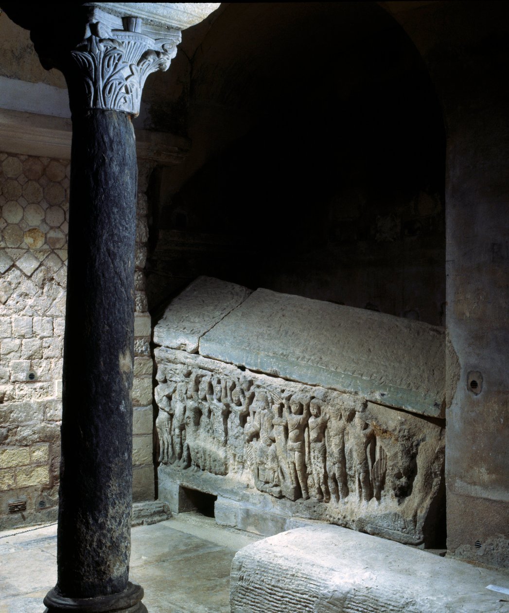 Merovingerkonst: Agilberts grav (600-talet), eveque av Paris. Sten begravningsmonument. Klostret i Jouarre (Seine och Marne). av Merovingian