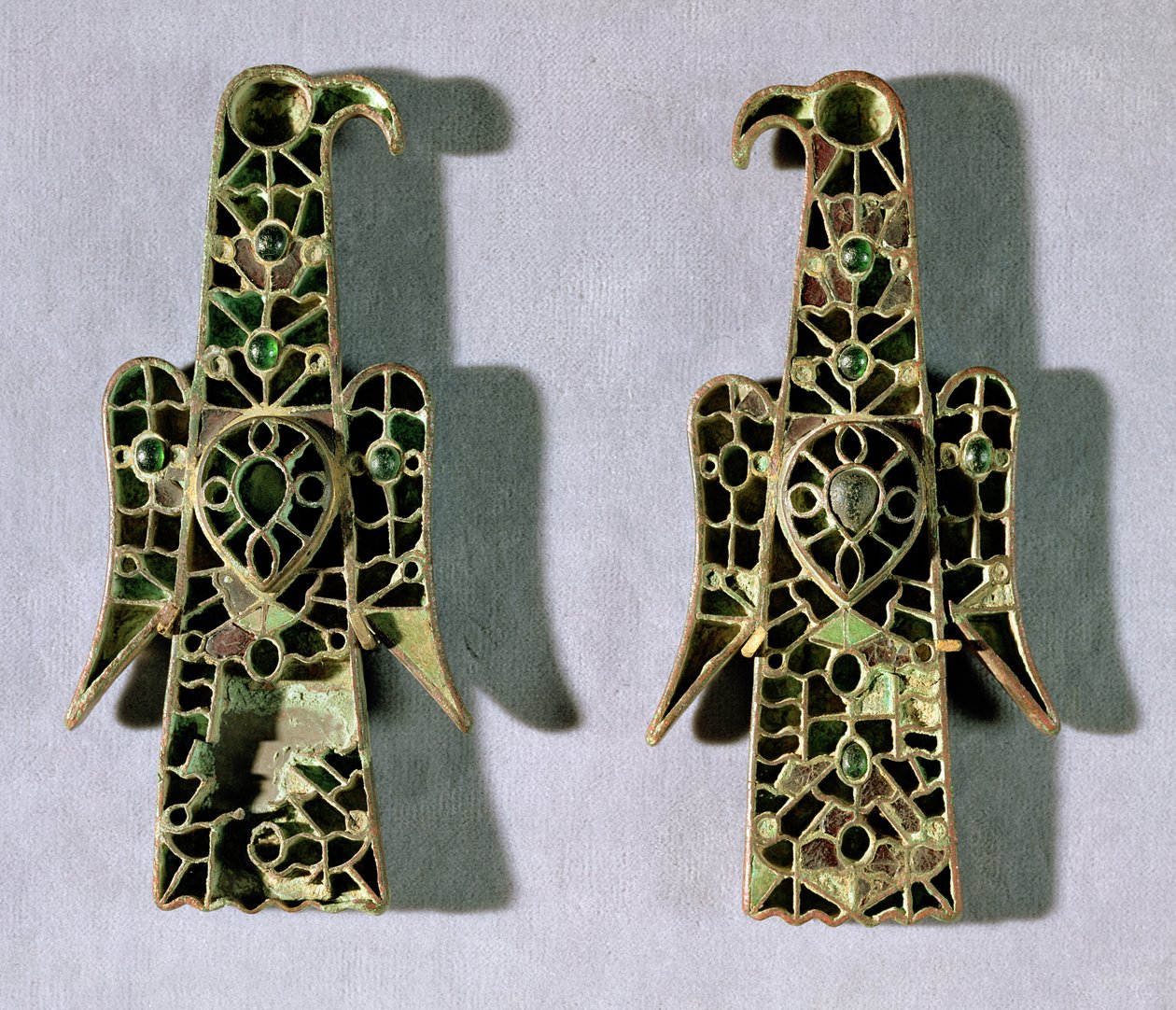 Ett par örnformade broscher (metall och emalj) av Merovingian