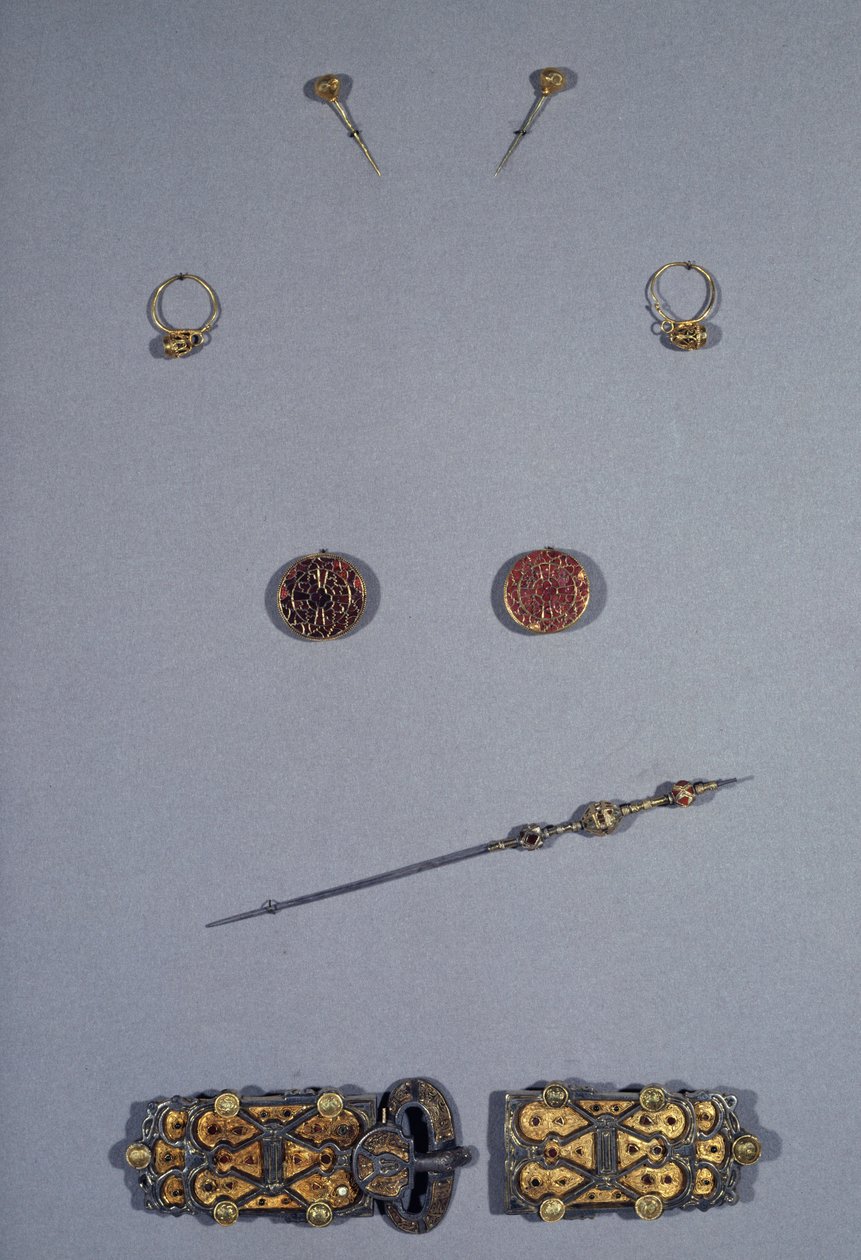 Art Merovingian (Gallien): Uppsättning av frankernas drottning Arnegonde eller Aregonde (v.515-600), cirka 570. Hustru till Clotaire I (511-561). Uppifrån och ned: ett par stift i filigran silver och guld, ett par örhängen i cloisonne silver, filigran kopp av Merovingian Merovingian