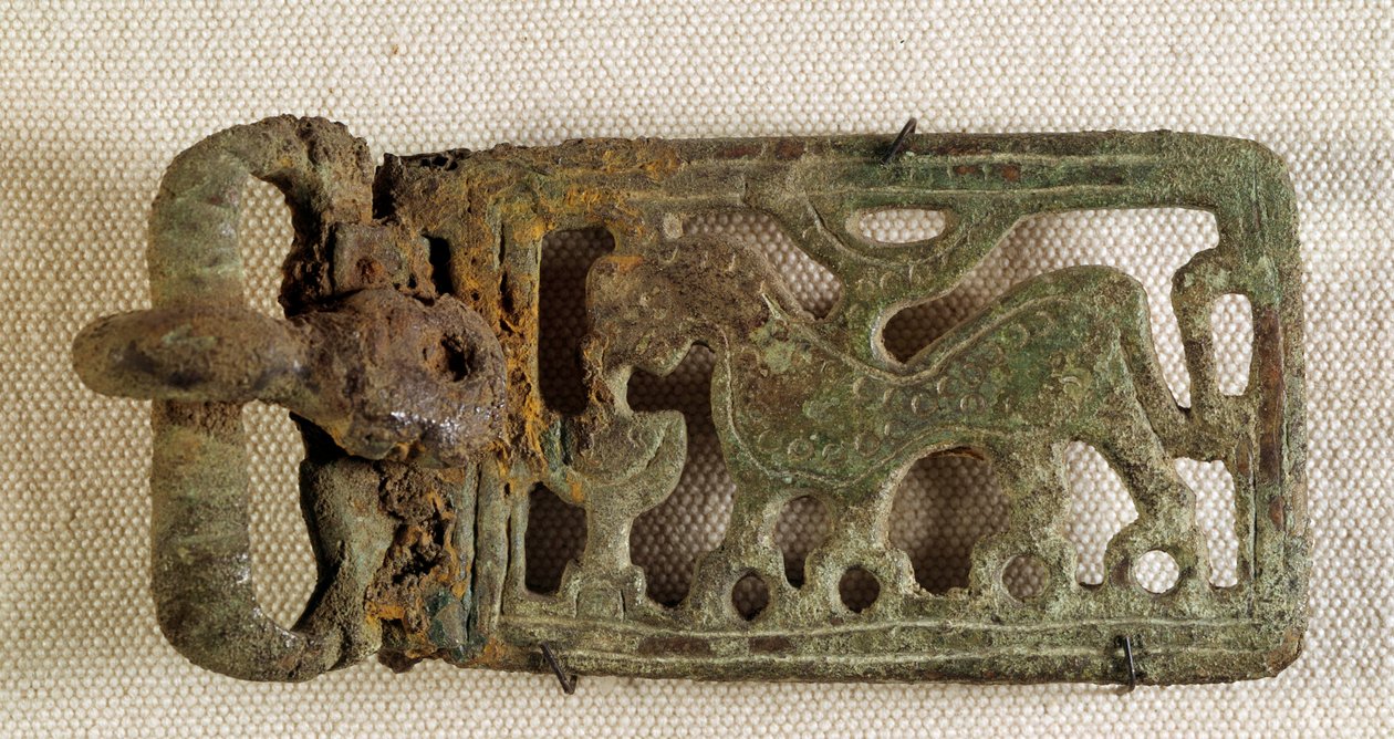 Merovingerkonst: bältesspänne som representerar ett fantastiskt djur. Gallien 600-talet. National Museum of Archaeology of Saint Germain en Laye av Merovingian Merovingian