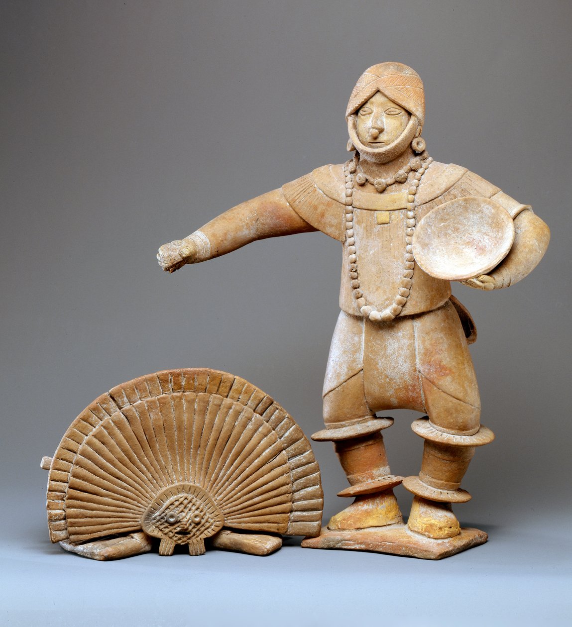 Dansare med huvudbonad (lergods) (se även 422923) av Mesoamerican
