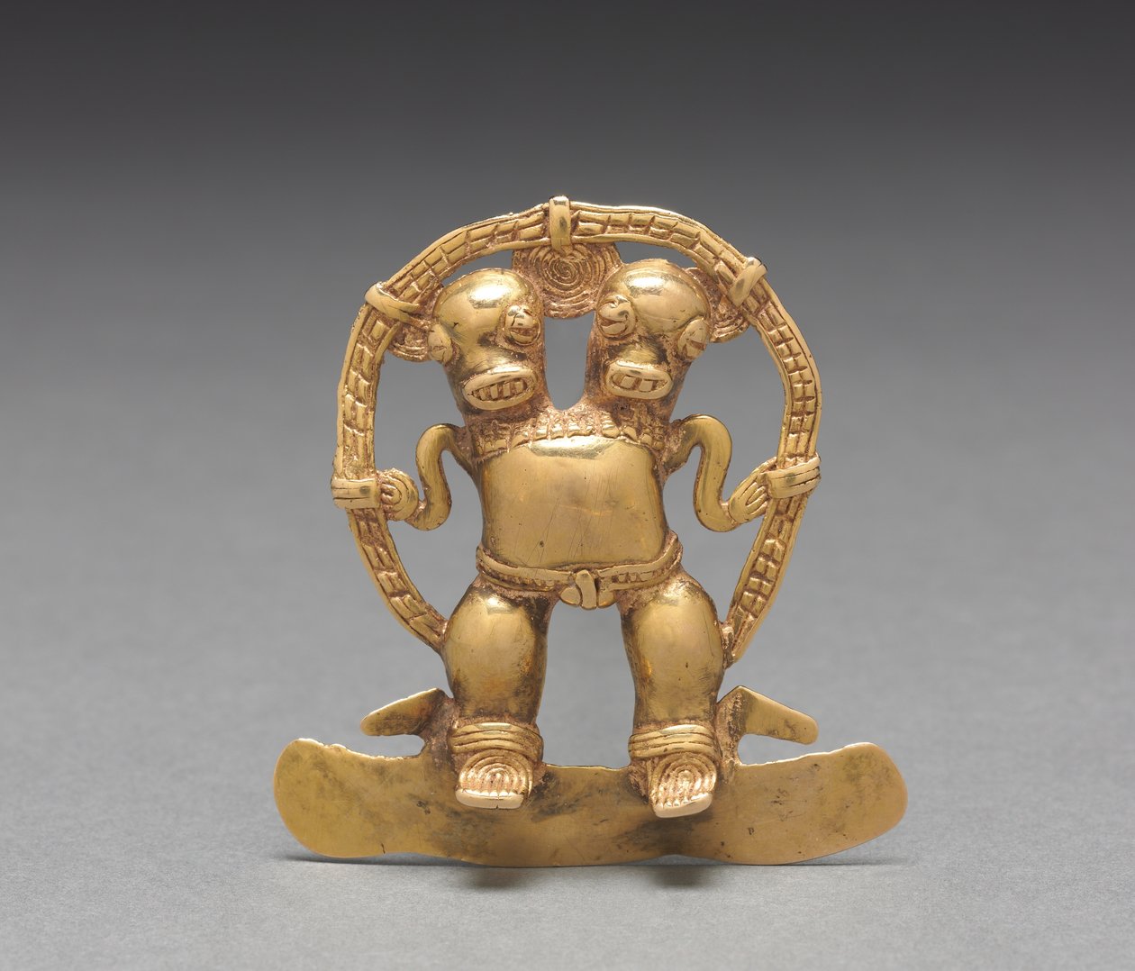 Dubbelhövdad figurhänge, c. 700-1550 (gjutet och hamrat guld) av Mesoamerican Mesoamerican