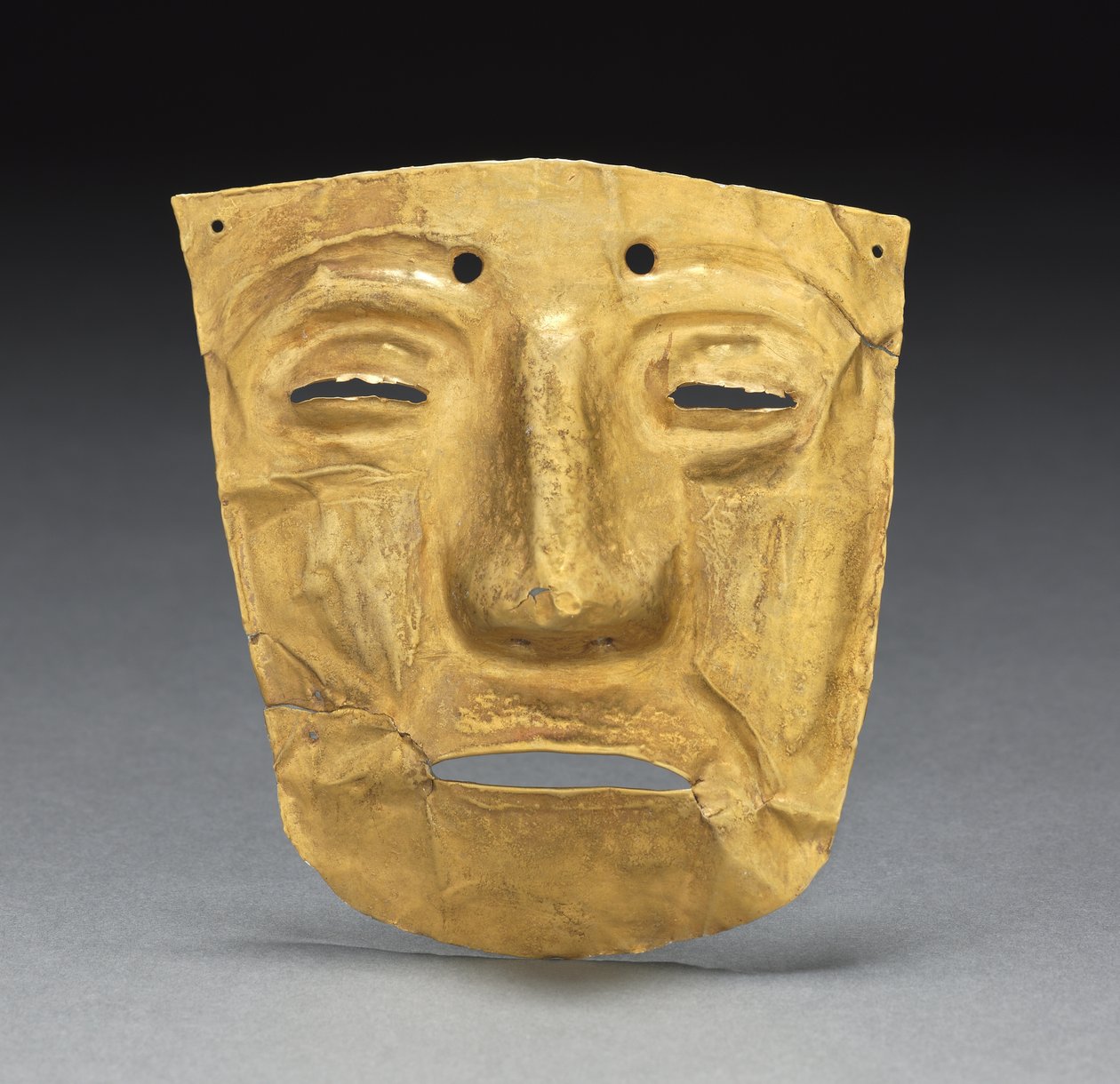 Maskprydnad, ca. 700-1550 (hamrat och slipat guld) av Mesoamerican Mesoamerican