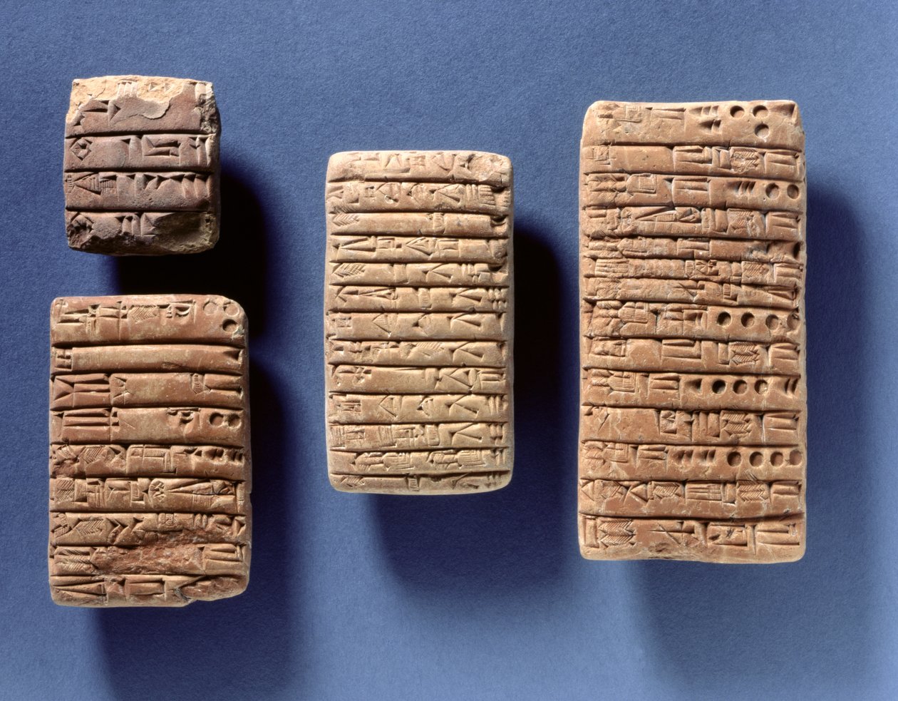 Fyra tavlor med kontrakt, akkadiska, ca 2400-2200 f.Kr. (bränd lera) av Mesopotamian