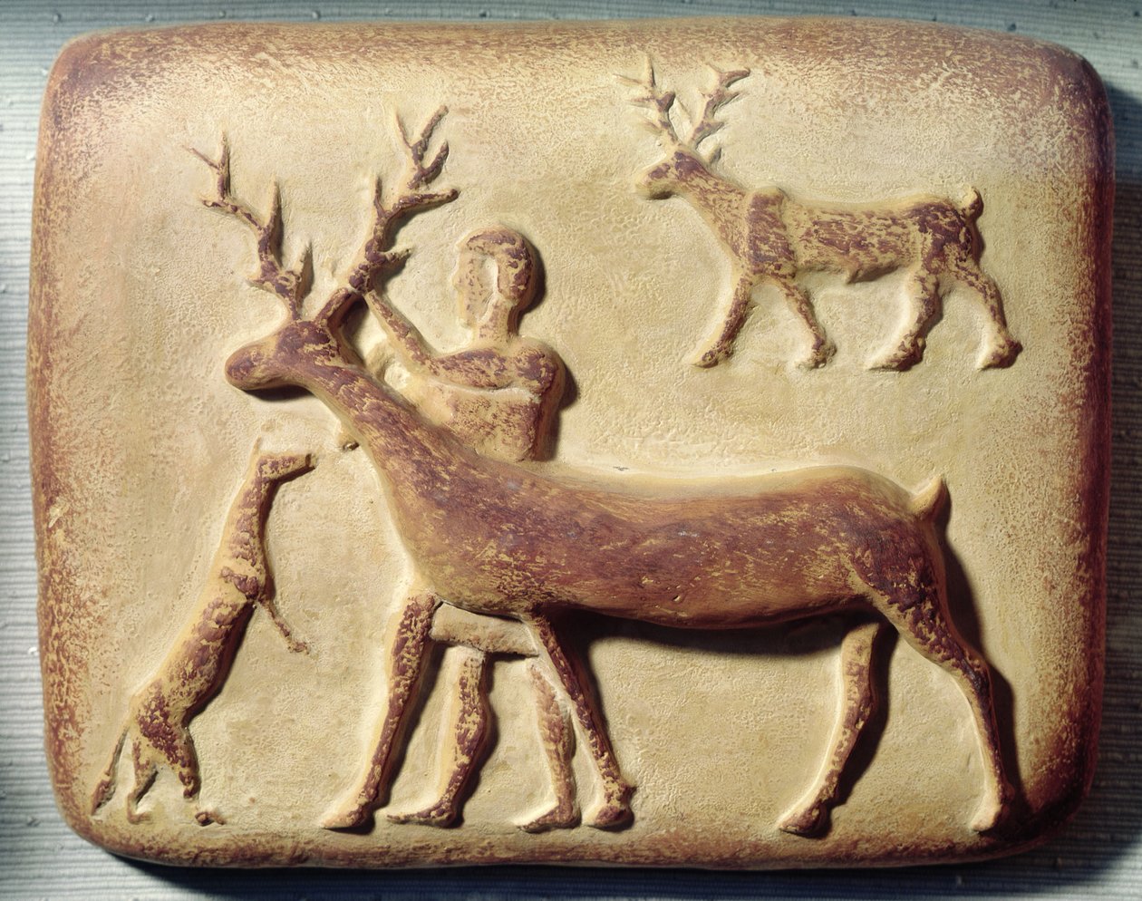 Målad relief föreställande en man med hjort, från Mari, mellersta Eufrat. av Mesopotamian
