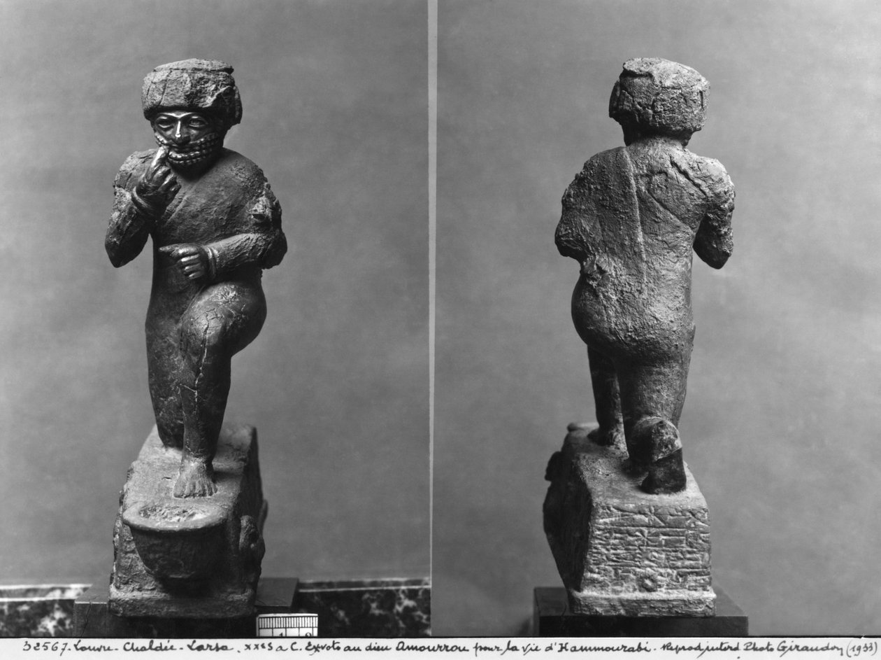 Tillbedjaren av Larsa, framifrån och bakifrån, även känd som kung Hammurabi som ber framför ett heligt träd, ca 1750 f.Kr. (brons och guld) (se även 286951) av Mesopotamian