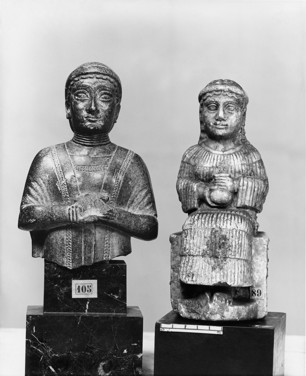 Kvinna med sjalen, kvinna som håller en aryballos, framifrån, nysumerisk, från Telloh, antika Girsu, ca 2150 f.Kr. (klorit) (se även 286960, 286961) av Mesopotamian