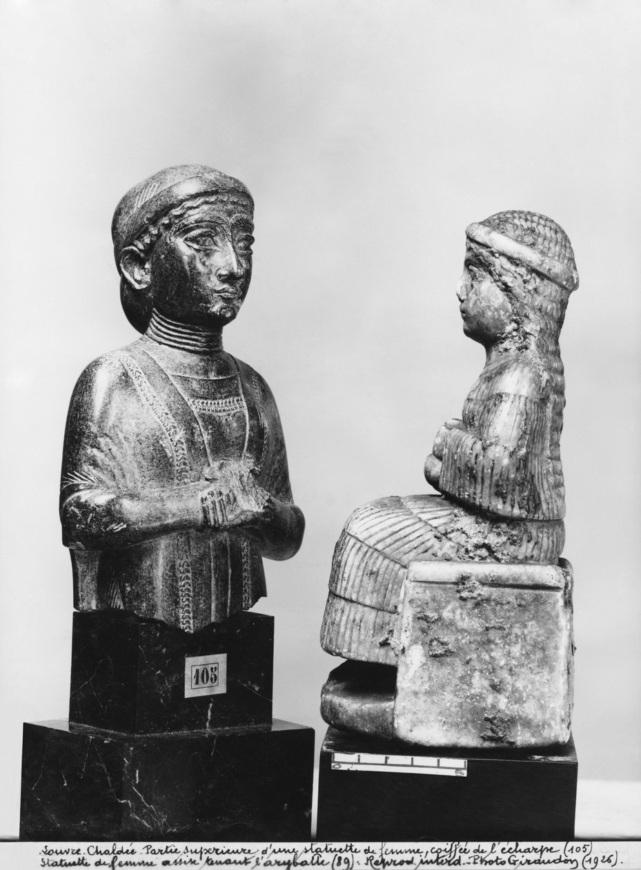 Kvinna med sjalen, kvinna som håller en aryballos, profilvy, nysumerisk, från Telloh, antika Girsu, ca 2150 f.Kr. (klorit) (se även 286959, 286961) av Mesopotamian
