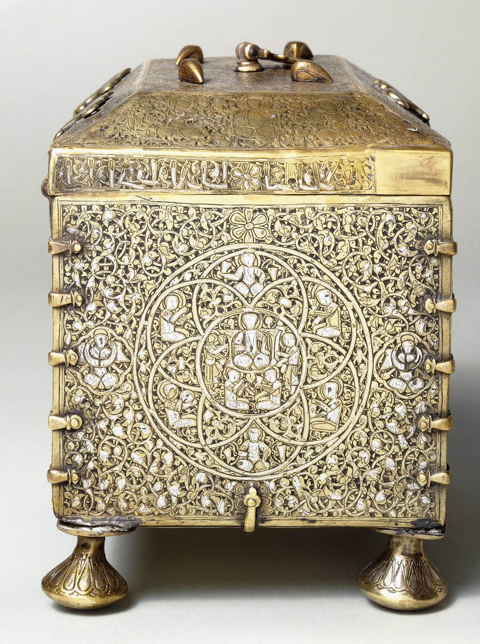 En mesopotamisk silverinläggningskista i mässing, med urtavlor för ett kombinationslås (sidovy) av Mesopotamian