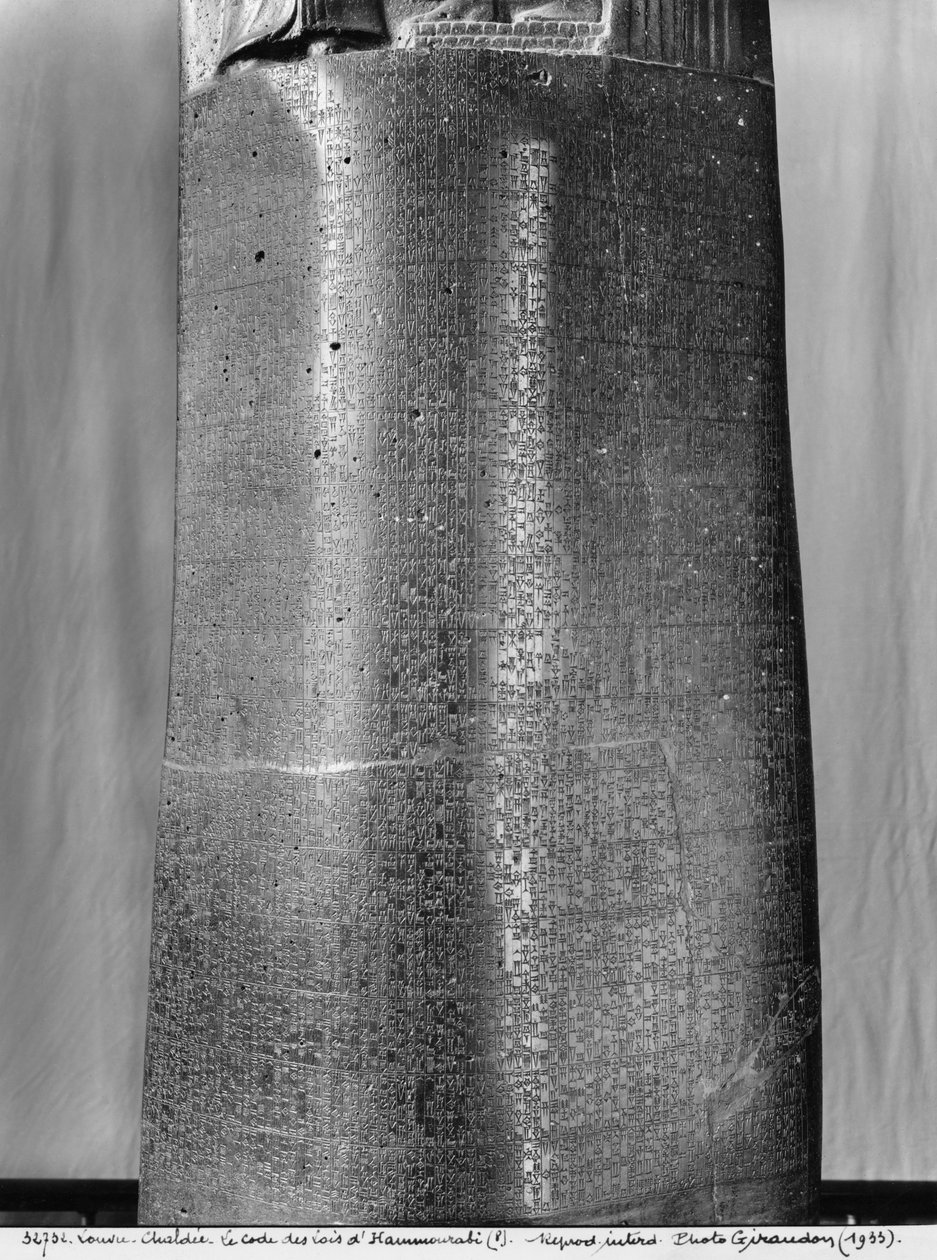 Hammurabi-kodexen, detalj av kolonninskriptionen med en samling exemplariska domar som utfärdades av Hammurabi, kung av Babylon, som hittades i Susa, ca 1750 f.Kr. basalt Se även 286950, 286955 svartvitt foto av Mesopotamian