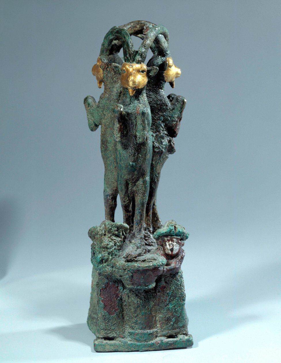 Mesopotamien: koppstöd i silver, brons och guld i form av tre kabrebockar. 1700-talet f.Kr. 1:a dynastin i Babylon. Från Larsa. Paris, Louvren av Mesopotamian