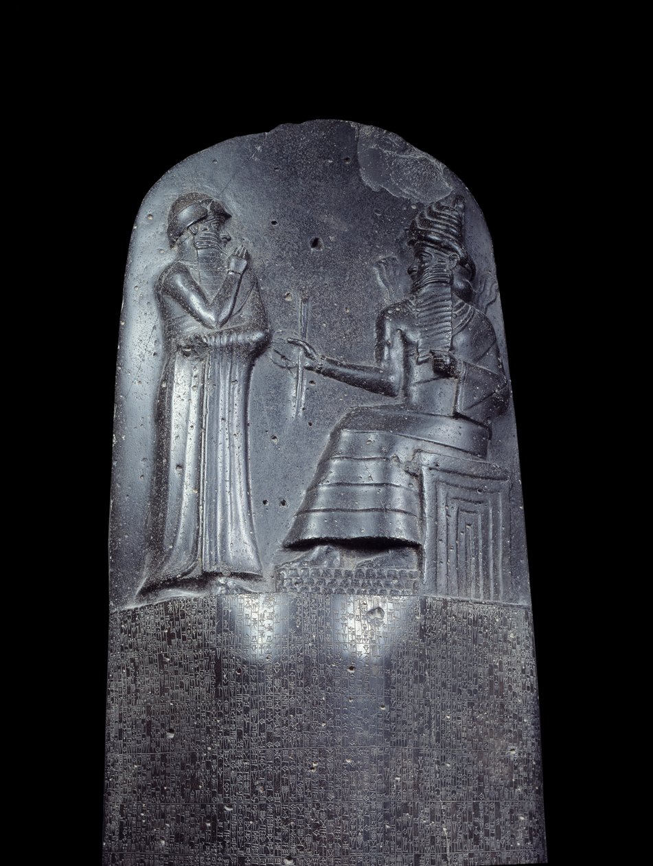 Mesopotamien: stele in diorit av Hammurabis (eller Hammourabis) lagar. Den är täckt med kilskriftsinskriptioner och högst upp står kung Hammurabi inför Mesopotamiens solgud, Shamash, rättvisans gudom. Det är en av de äldsta bitarna o av Mesopotamian