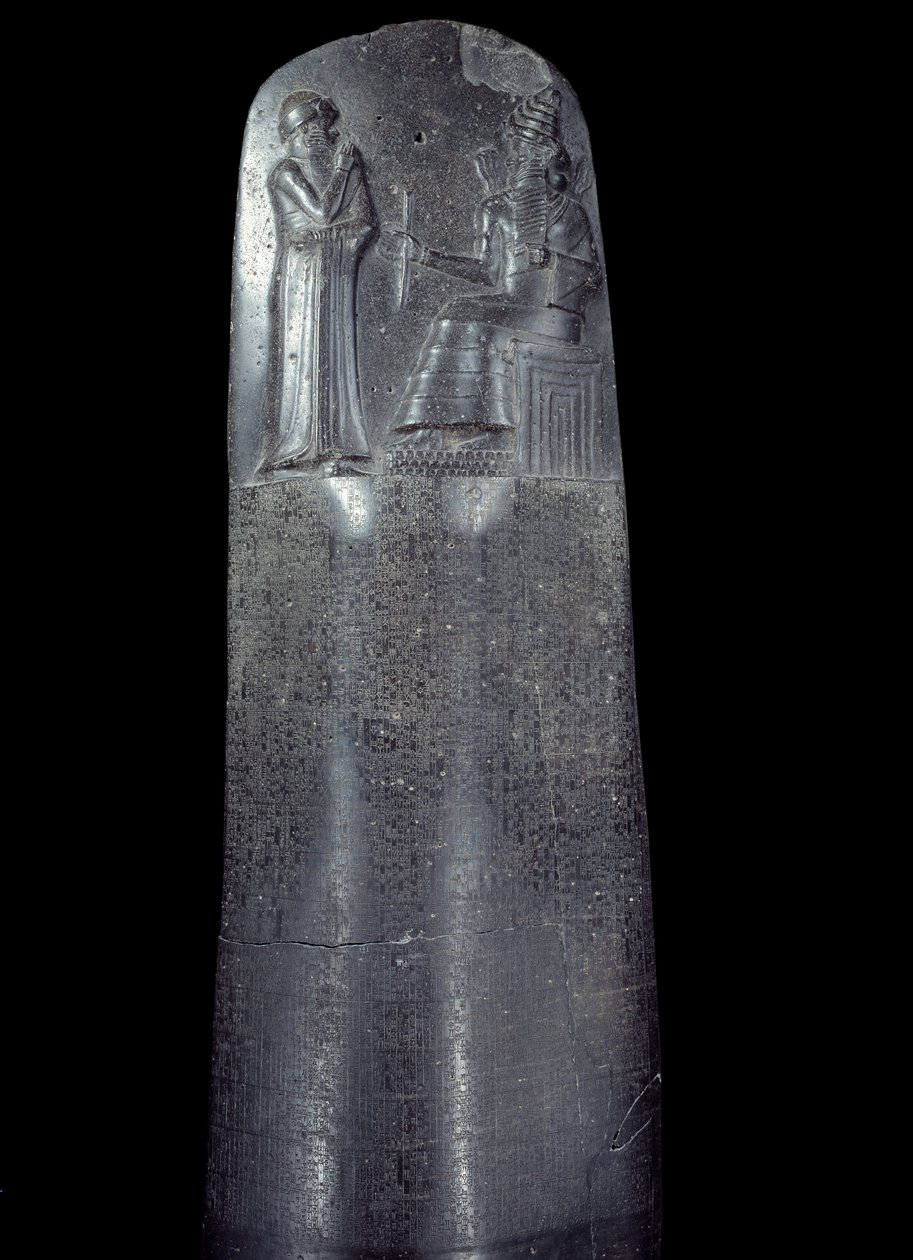 Mesopotamien: stele in diorit av Hammurabis (eller Hammourabis) lagar. Den är täckt med kilskriftsinskriptioner och högst upp står kung Hammurabi inför Mesopotamiens solgud, Shamash, rättvisans gudom. Det är en av de äldsta bitarna o av Mesopotamian