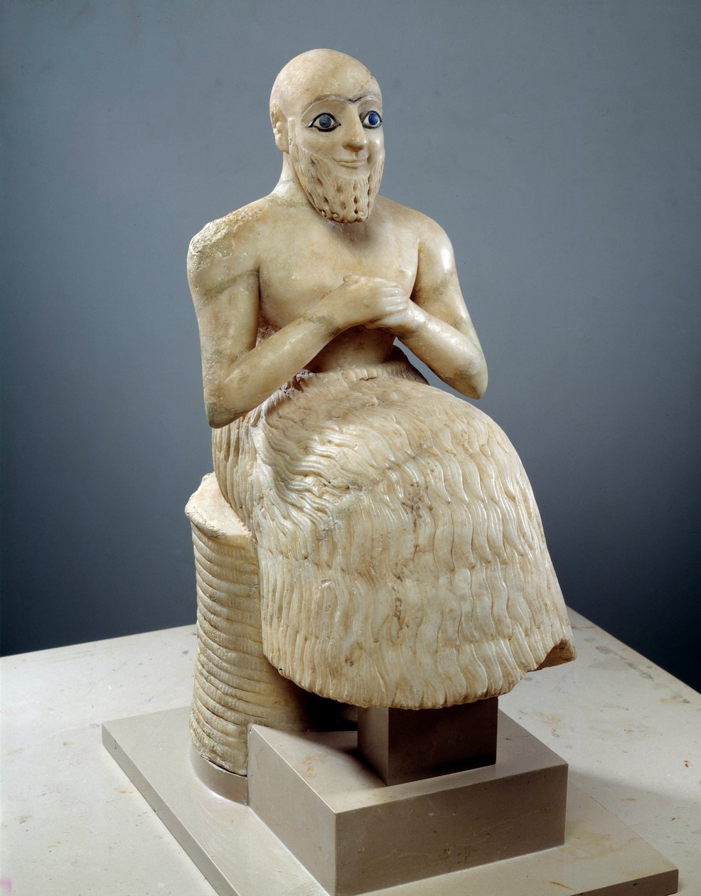 Art Mesopotamia: Staty av intendanten Ebih-il. Skulptur av albaster, skal, lapis-lazuli och skiffer, Omkring 2500 f.Kr. (sumerisk period, cirka 2900-2200 f.Kr.). Från Mari. Höjd: 0,525 m. av Mesopotamian Mesopotamian