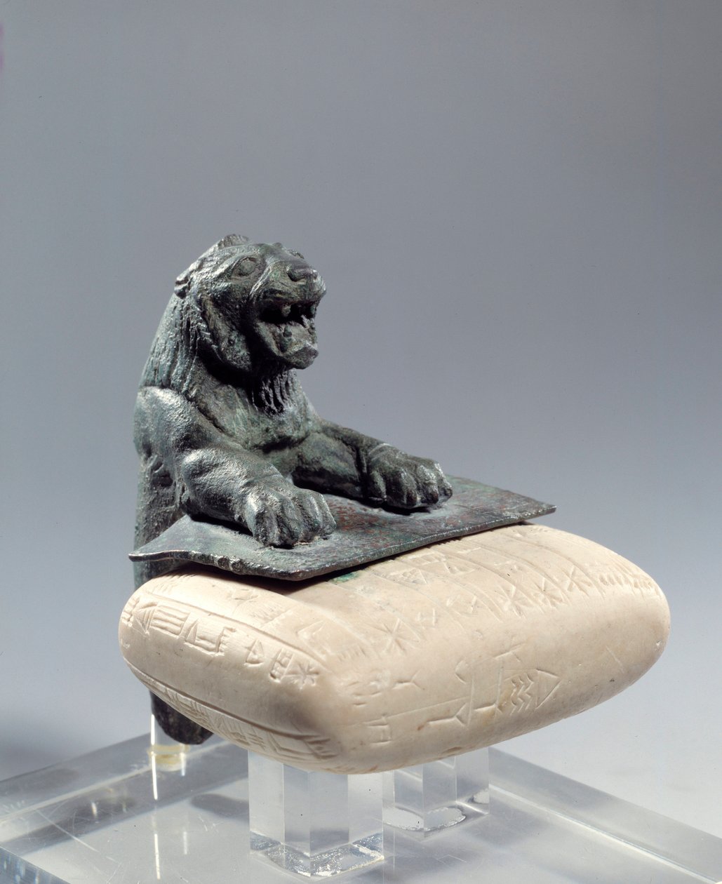 Bronslejon som håller en grundtavla på Hurrite-språk, skriven i alfabetisk kilform. Från norra Syrien. 2150 f.Kr. Paris, Louvren av Mesopotamian Mesopotamian
