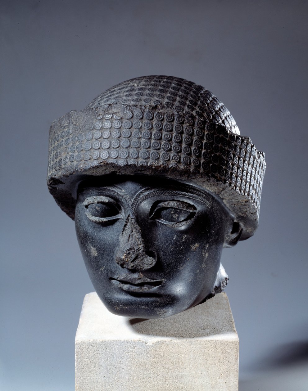 Mesopotamien: huvud i diorit utan inskription av Gudea, guvernör i staden Lagash. Omkring 2120 f.Kr. Nysumerisk period (ca 2150-2000 f.Kr.). Paris, Louvren av Mesopotamian Mesopotamian