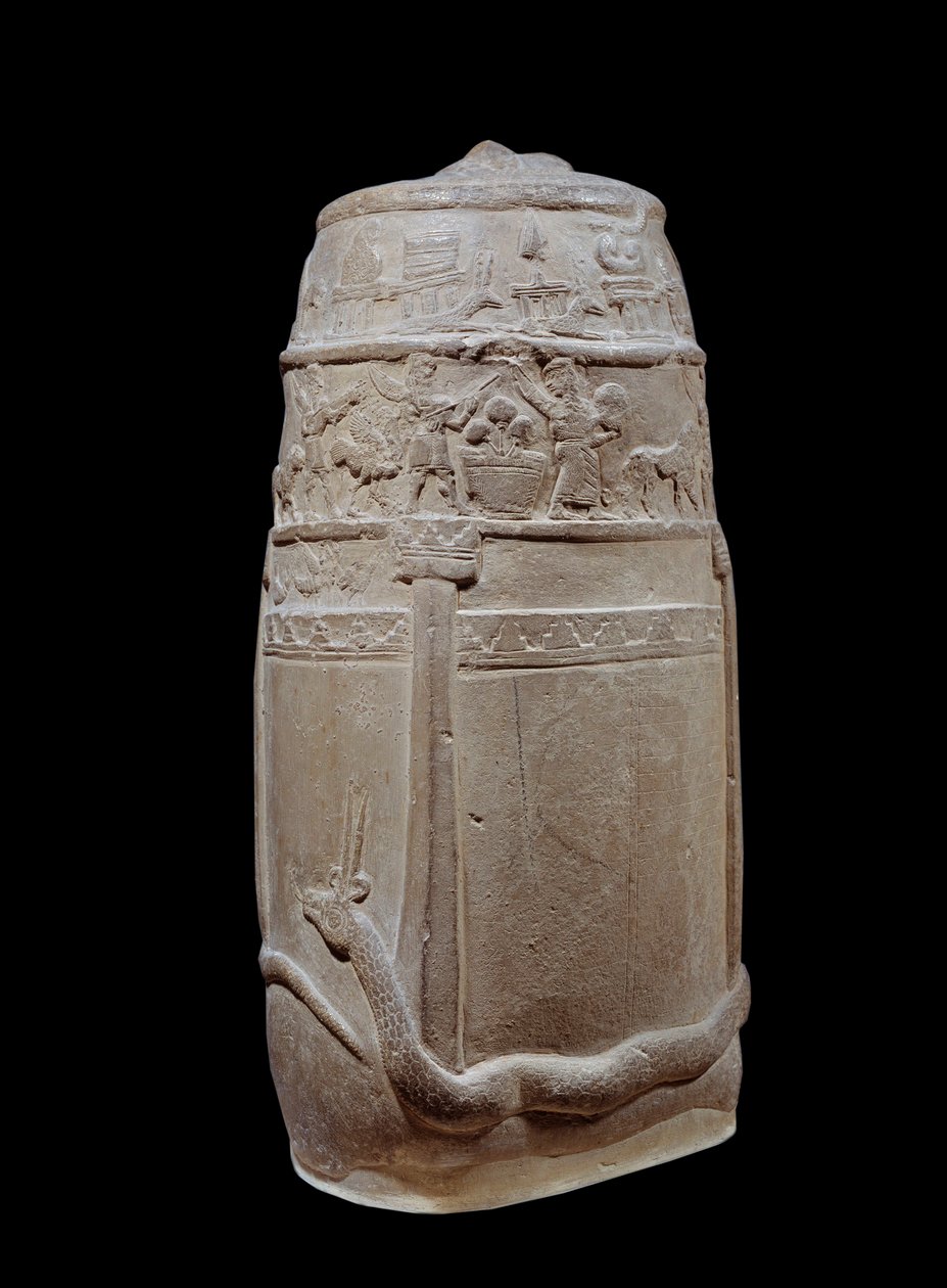 Mesopotamien: kudurru i ofullbordad kalksten (stele som används som stöd för donationer av mark som de kassiter härskarna i Babylon gjort till familjemedlemmar eller höga dignitärer). Inskriptionen är i kilskrift. Texten är en redogörelse för militären och av Mesopotamian Mesopotamian