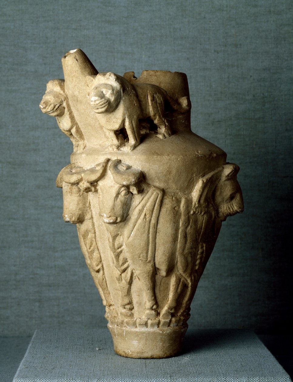 Mesopotamisk konst: rituell kalkstensvas med tjurar och lejon. Sol. h. 30,2 cm Från platsen för Uruk (eller Uruk), Irak. Bagdad, arkeologiskt museum av Mesopotamian Mesopotamian