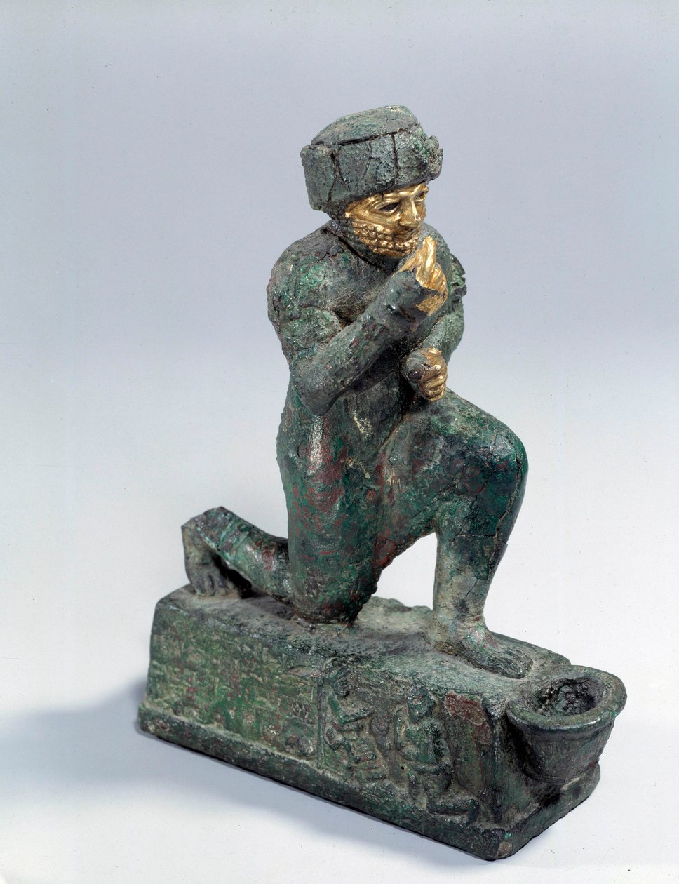 Mesopotamien: Statyett i silver, brons och guld av knästående dyrkare, ex-voto tillägnad guden Amurru för Hammurabis liv. 1800 f.Kr. Från Larsa-sajten. Paris, Louvren av Mesopotamian Mesopotamian