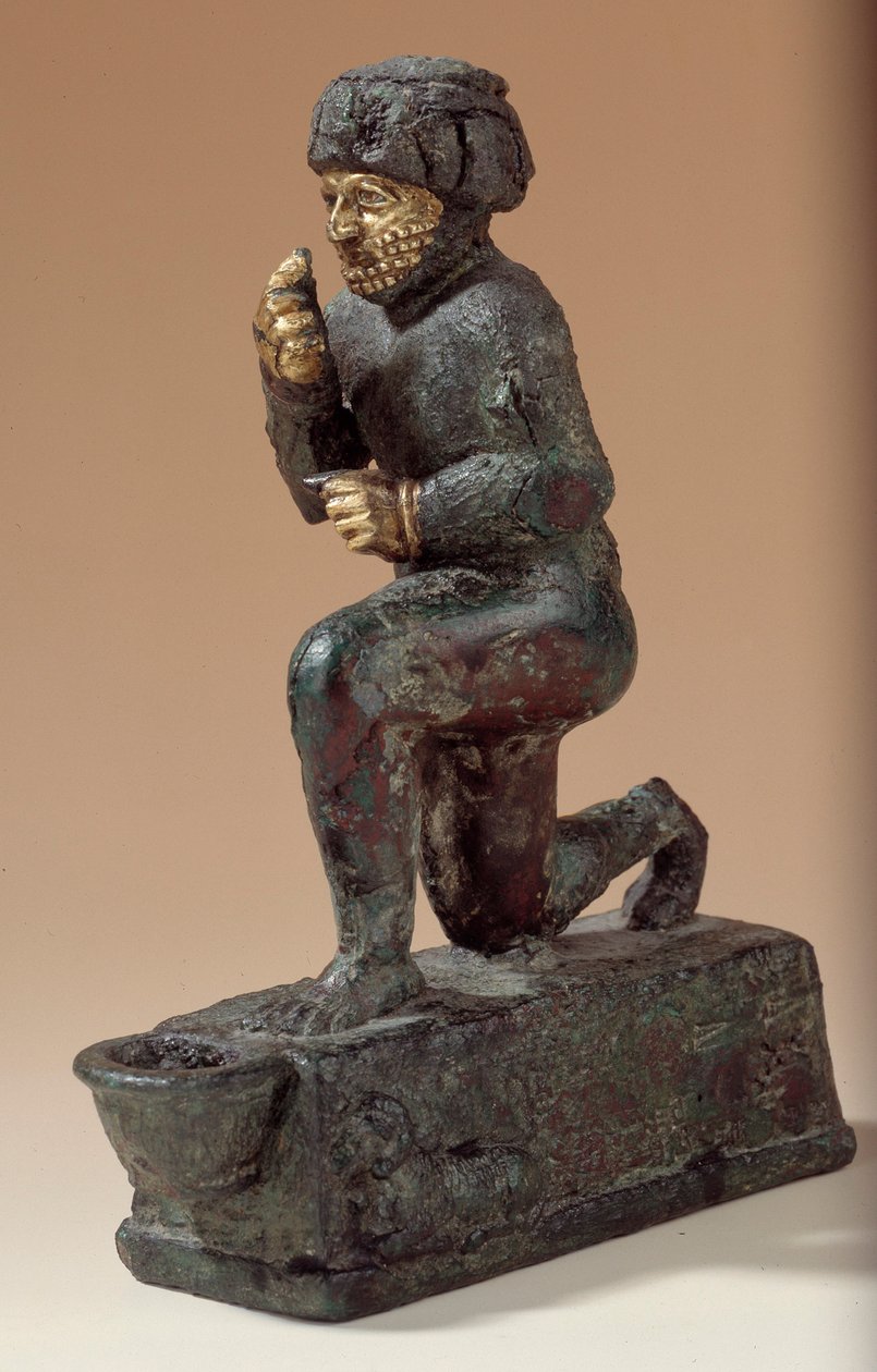 Mesopotamien: Statyett i silver, brons och guld av knästående dyrkare, ex-voto tillägnad guden Amurru för Hammurabis liv. 1800 f.Kr. Från Larsa-sajten. Paris, Louvren av Mesopotamian Mesopotamian