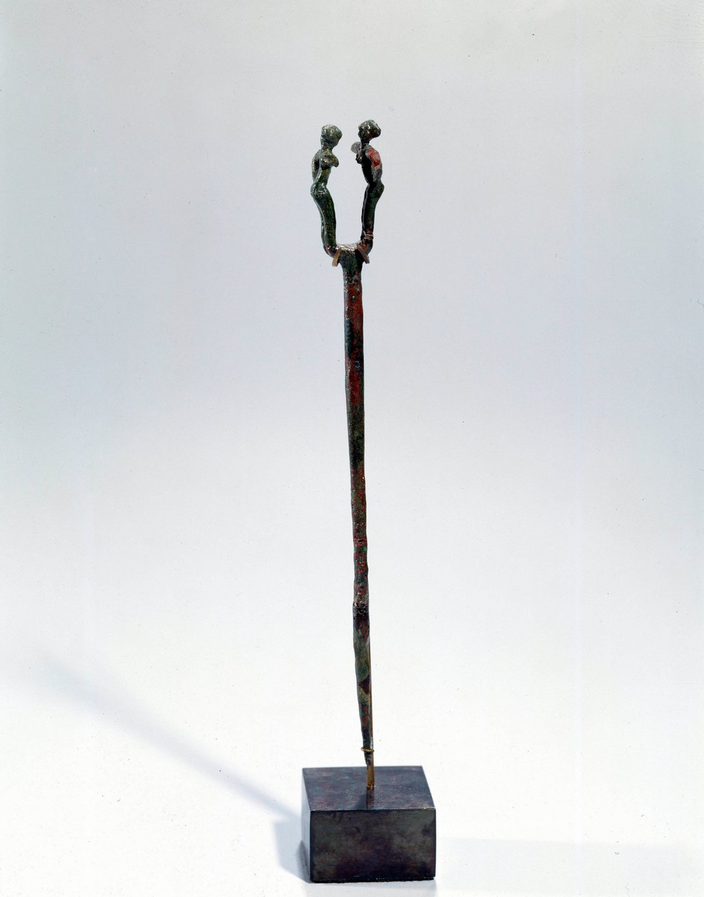 Orientalisk konst: nåla en huvuddekoration av två karaktärer. Bronsföremål, Omkring 3300 - 3200 f.Kr. (Urikperioden, Mesopotamien). Från Tello. Höjd 18 cm. Paris, Louvren av Mesopotamian Mesopotamian