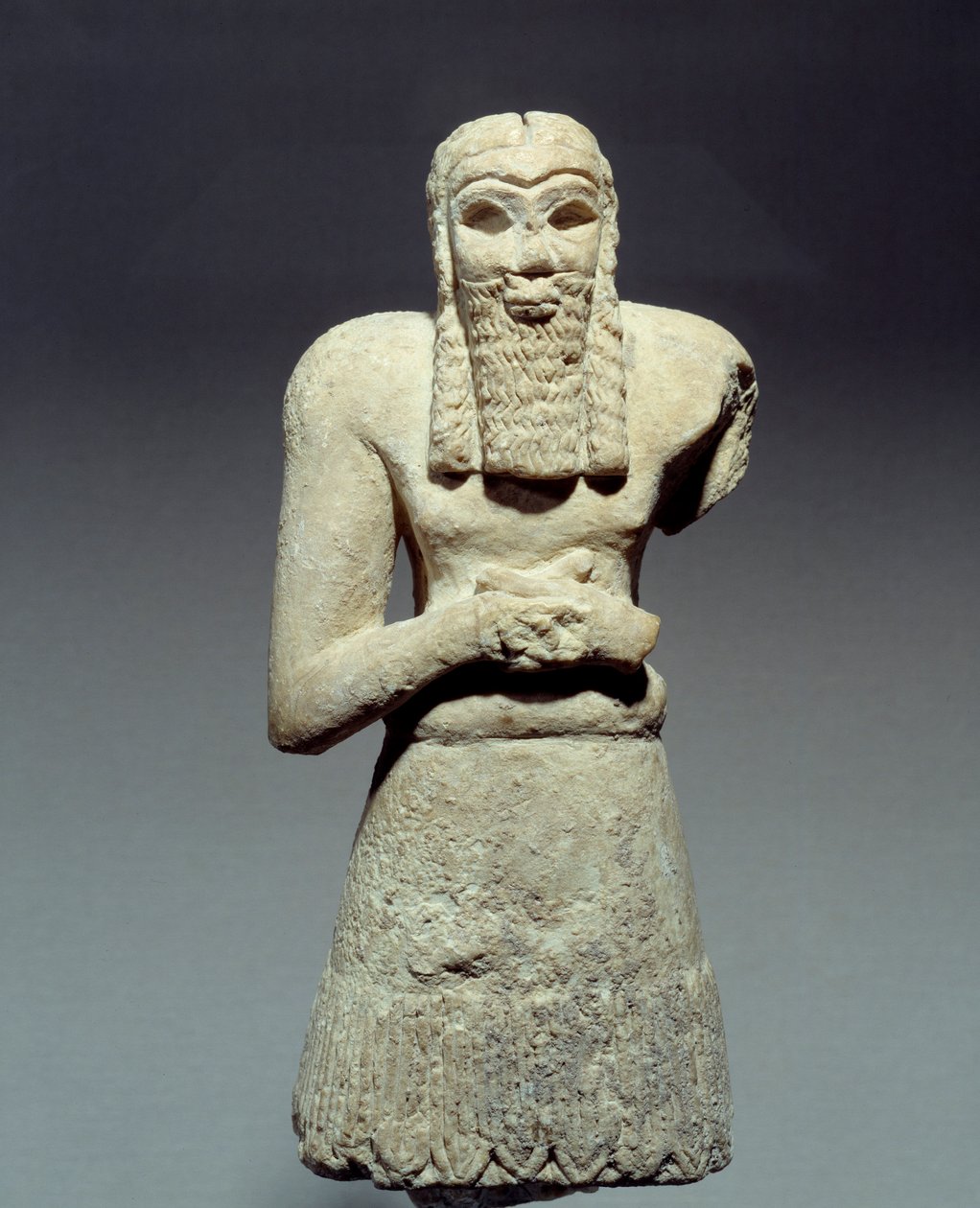 Orientaliska antikviteter: statyett i kalksten av orant lovad till prins Ginak. Mesopotamien. 2750 f.Kr. Sön 0,26 m Paris, Louvren av Mesopotamian Mesopotamian