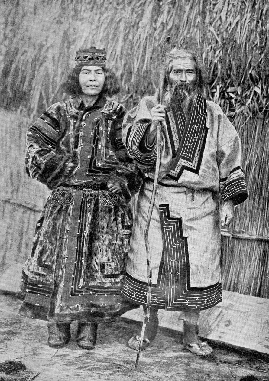 Ainu-par utanför det traditionella Ainu-hemmet för en vasshydda med halmtak, sent 1800-tal (bw foto) av Messrs. Kajima and Suwo