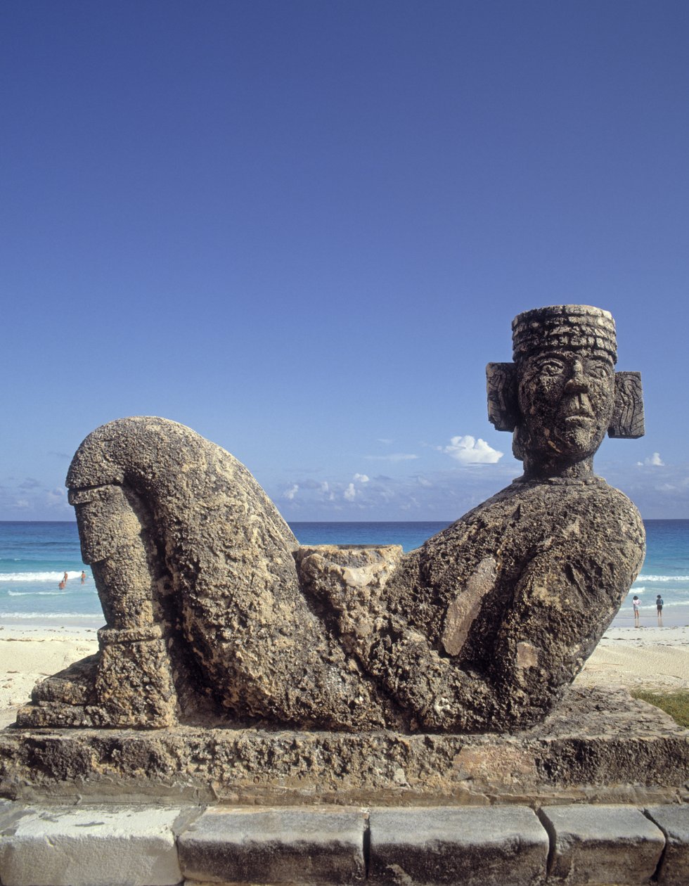 En kopia av statyn av Chac-Mool från Chichen-Itza, Yucatan, c.987-1185 f.Kr. (kalksten) av Mexican School