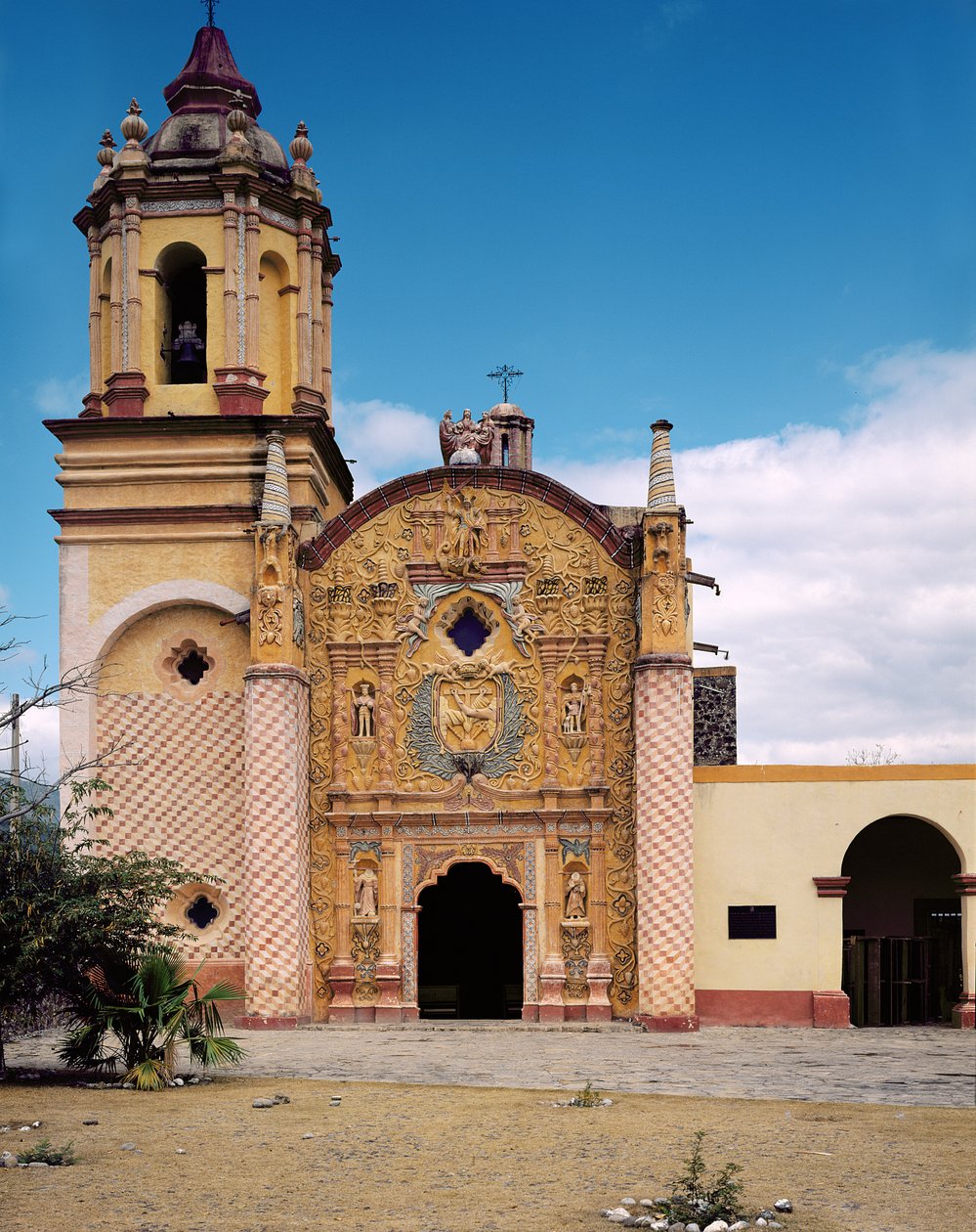 Fasad av ärkeängeln Sankt Mikaels franciskanska missionskyrka i Conca, 1754-58 av Mexican School