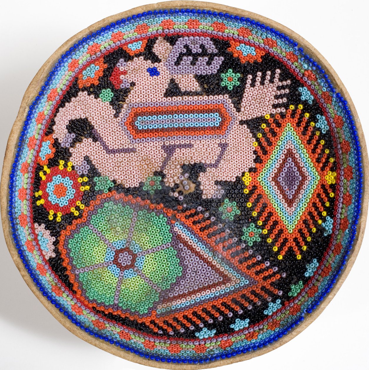 Huichol skål från Sierra Madre, Mexiko (textil) av Mexican School