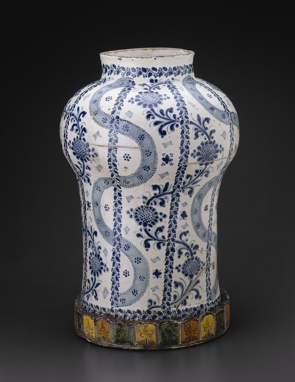 Burk med vertikala flytande band och vinstockar med solrosliknande blommor, 1700-50 av Mexican School