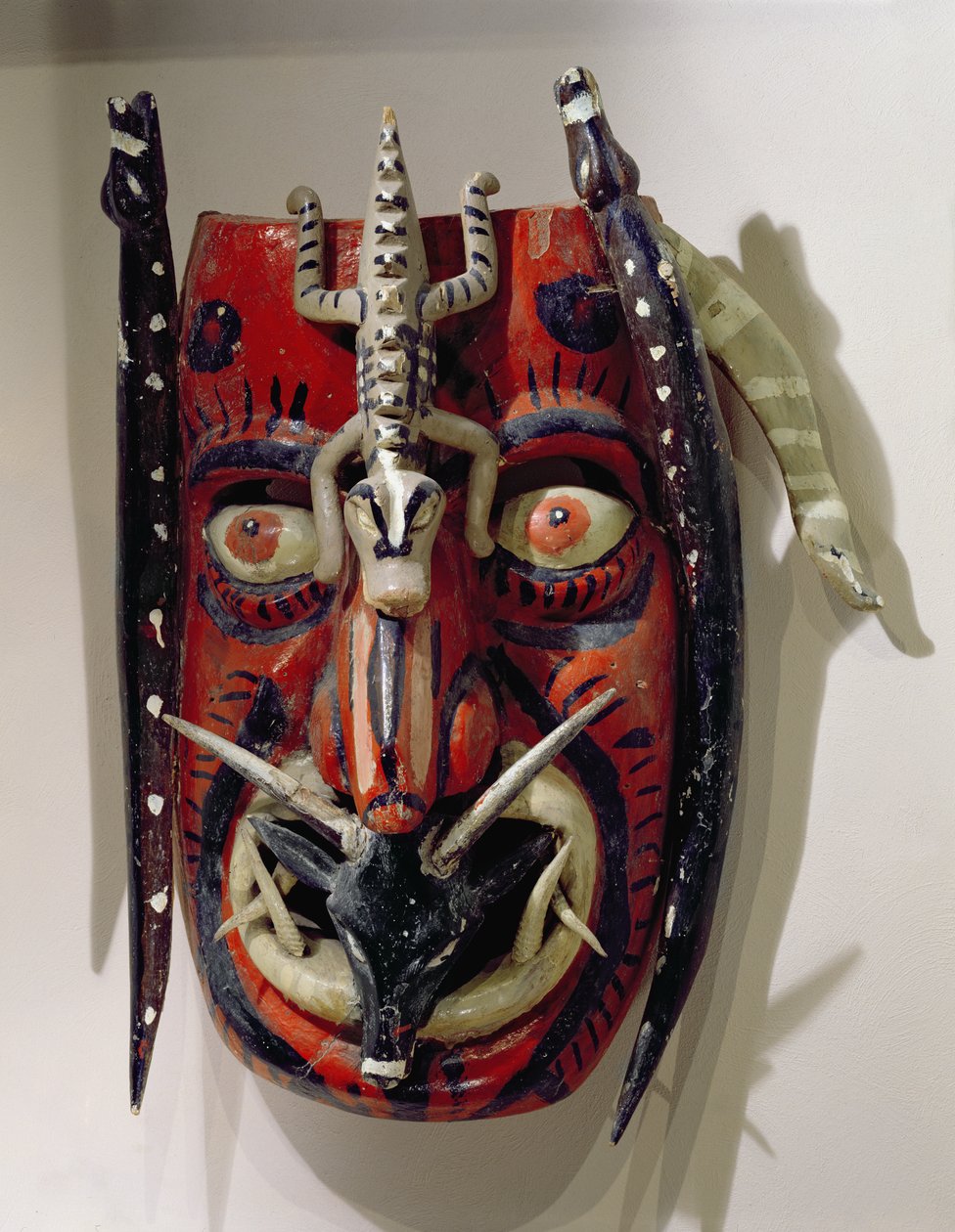 Mask av en hjort som användes av Mayo-folken i Sonora- och Sinalostaterna i Mexiko för Dance of the Deer eller Pascola (målat trä) av Mexican School