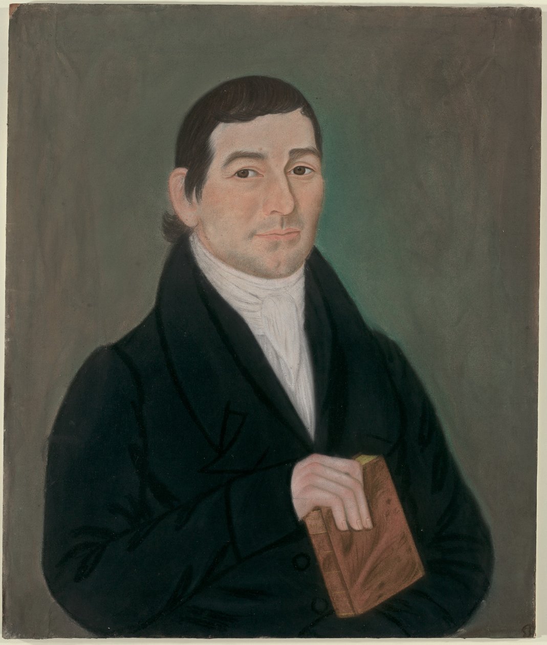 Porträtt av en man som håller en bok av Micah Williams