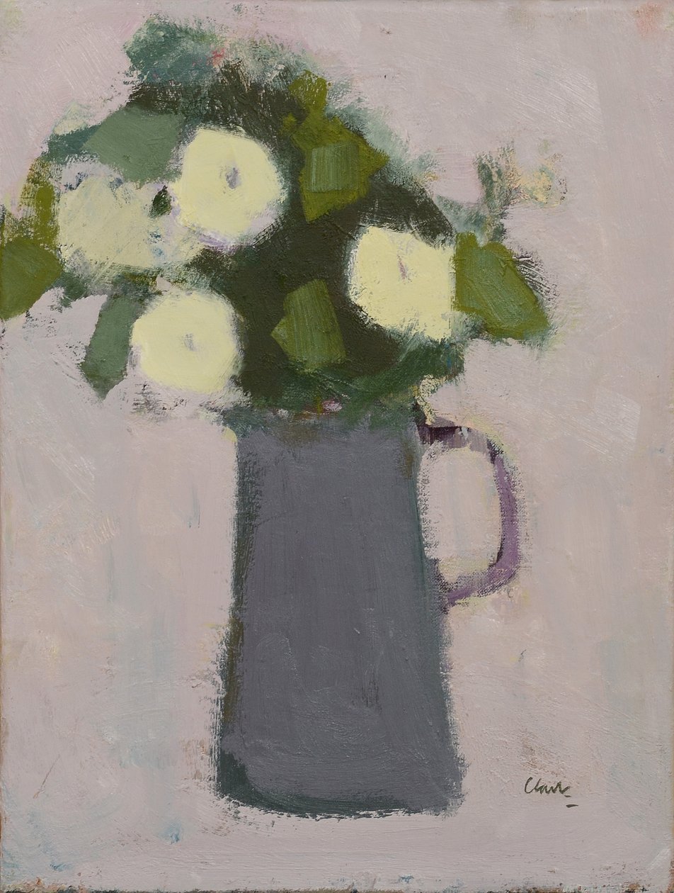 Vita blommor, grå kanna, 2017 (olja på linne) av Michael (BACS) Clark