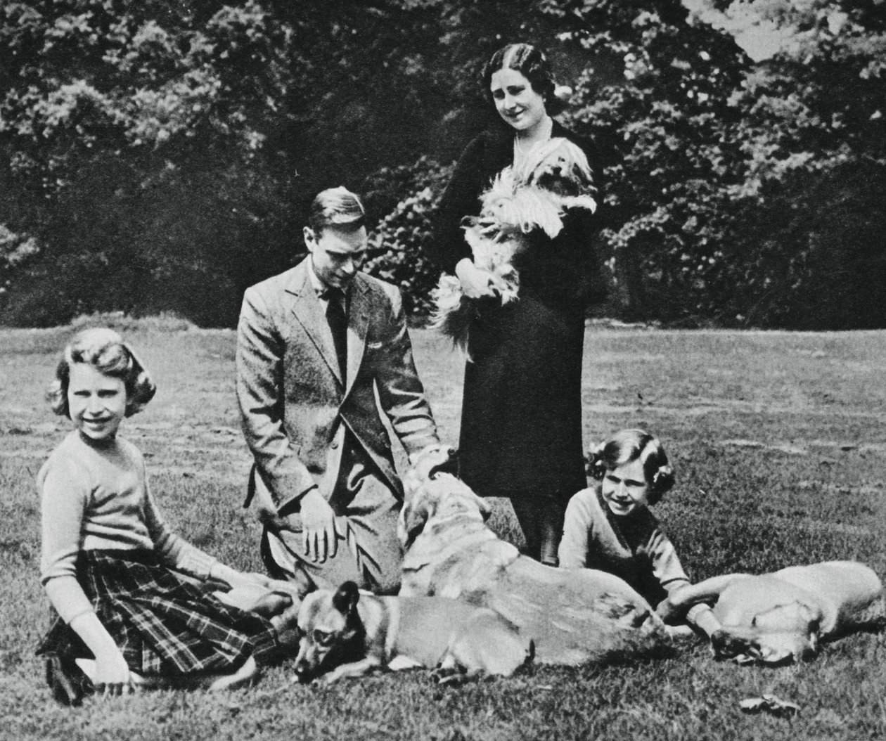 Kungafamiljen som en lycklig grupp hundälskare, 1937. av Michael Chance