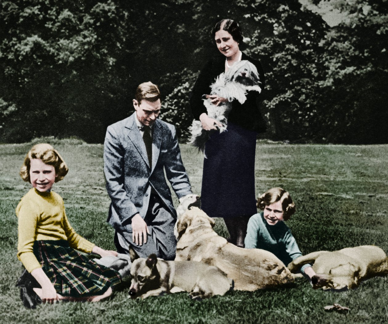 Kungafamiljen som en lycklig grupp hundälskare, 1937 av Michael Chance