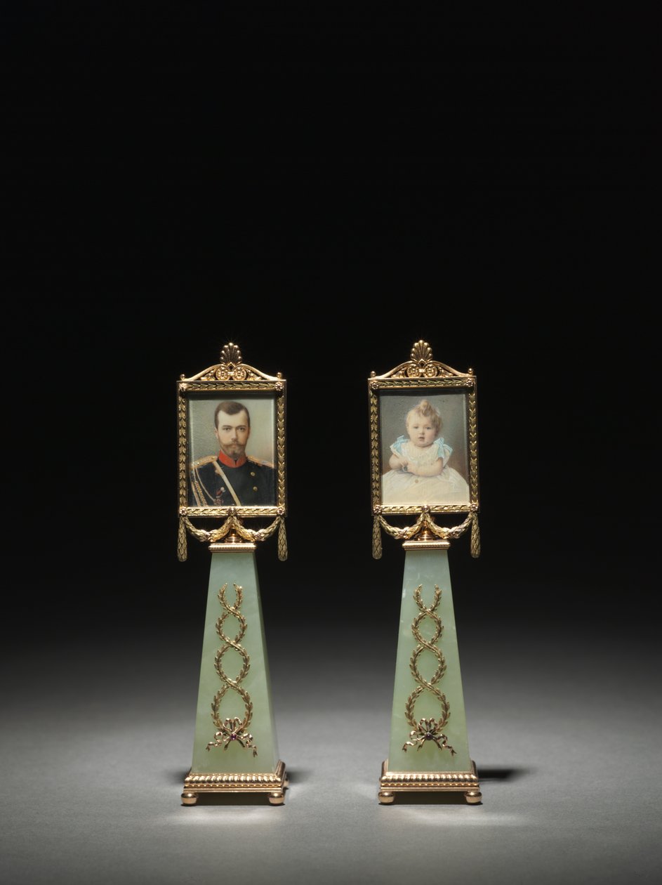Inramade miniatyrer: Porträtt av tsar Nicholas II och porträtt av storhertiginnan Olga, företaget Peter Carl Fabergé av Michael Evlampievich Perkhin