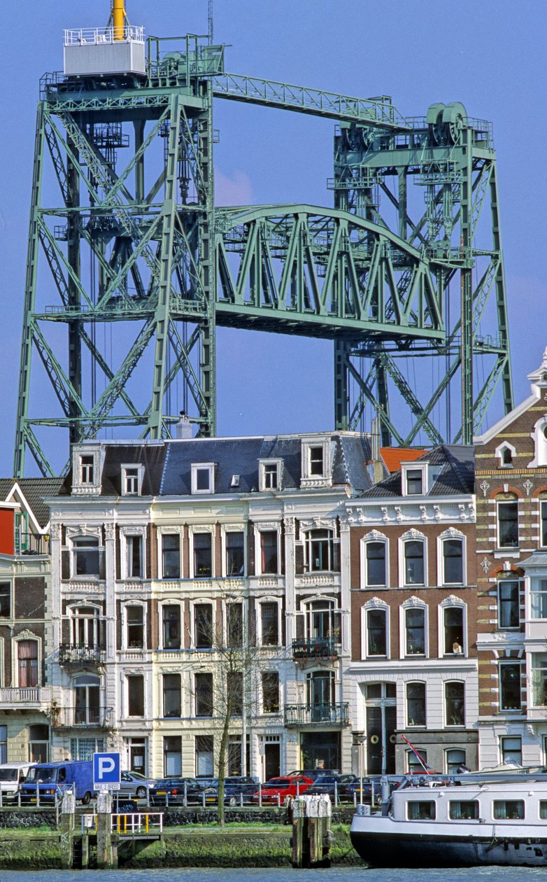 Hamnen i Rotterdam, Nederländerna (Nederländerna) är den första europeiska hamnen och ligger vid mynningen av Meuse och Rhen. av Michel Denance