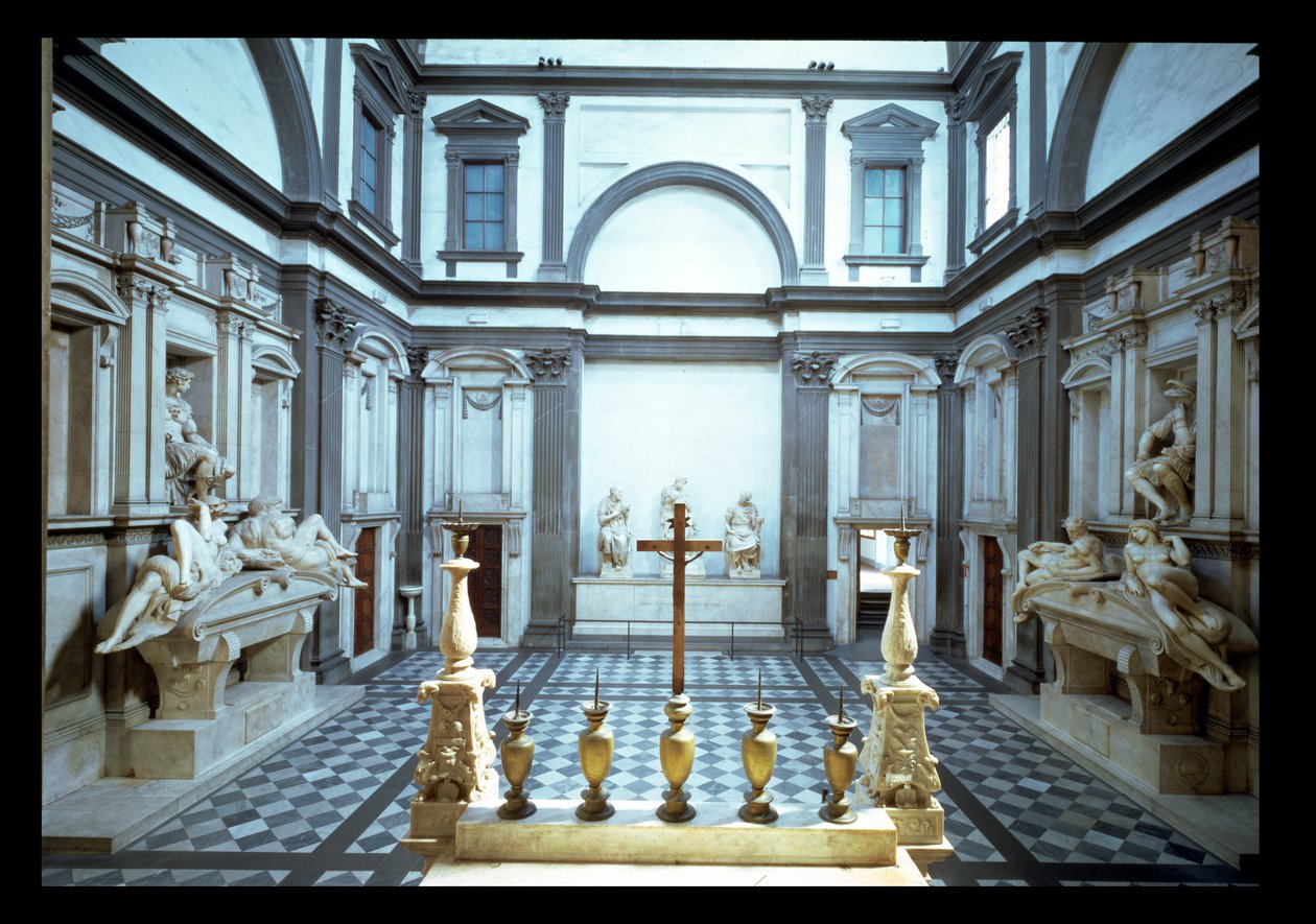 Vy över interiören designad av Michelangelo Buonarroti (1475-1564) som visar Medici-gravarna av Lorenzo, hertig av Urbino (1492-1519) (l) och Giuliano, hertig av Nemours (1479-1516) (r), 1520-24 och 1530 av Michelangelo Buonarroti