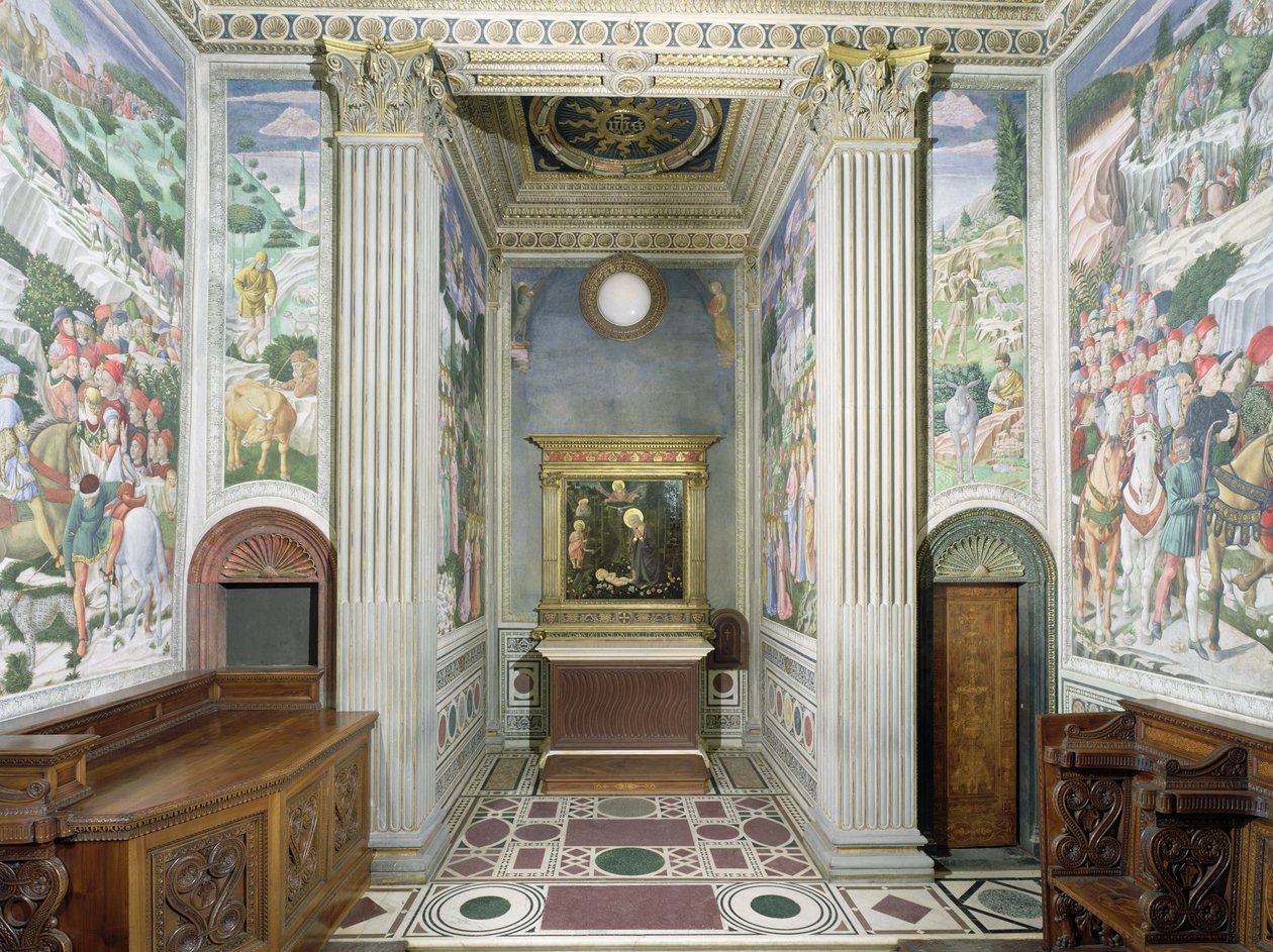 Inre av kapellet med fresker av Benozzo Gozzoli (1420-97) c.1460 av Michelozzo di Bartolommeo