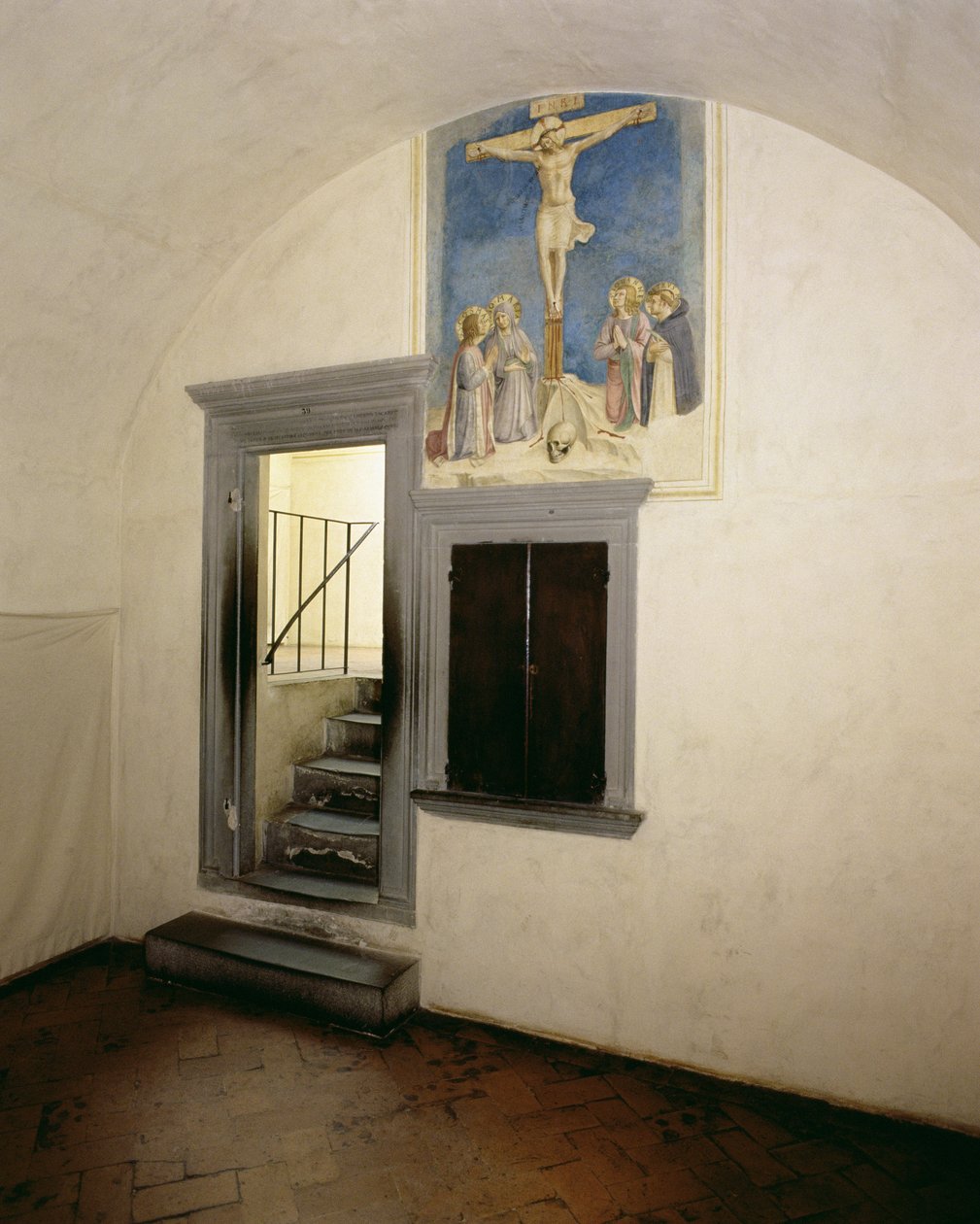 Vy över en munkcell dekorerad med "Korsfästelse med helgon" av Fra Angelico (1387-1455) av Michelozzo di Bartolommeo