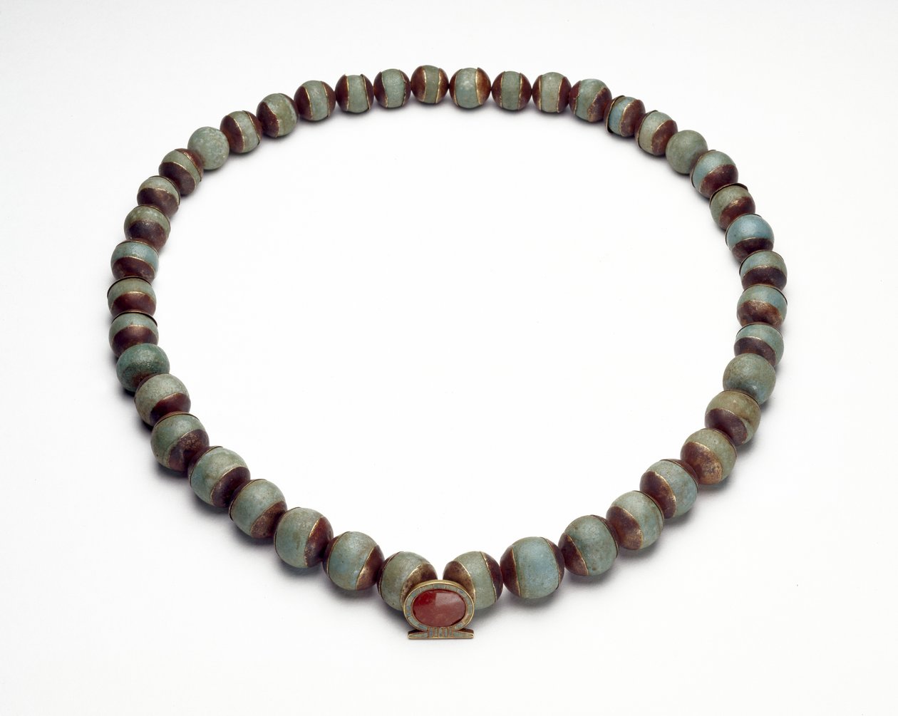Cylinder och halsband av fajans med hänge av guld, turkos och karneol i form av en shen-ring, tecknet för evighet fajans av Middle Kingdom Egyptian